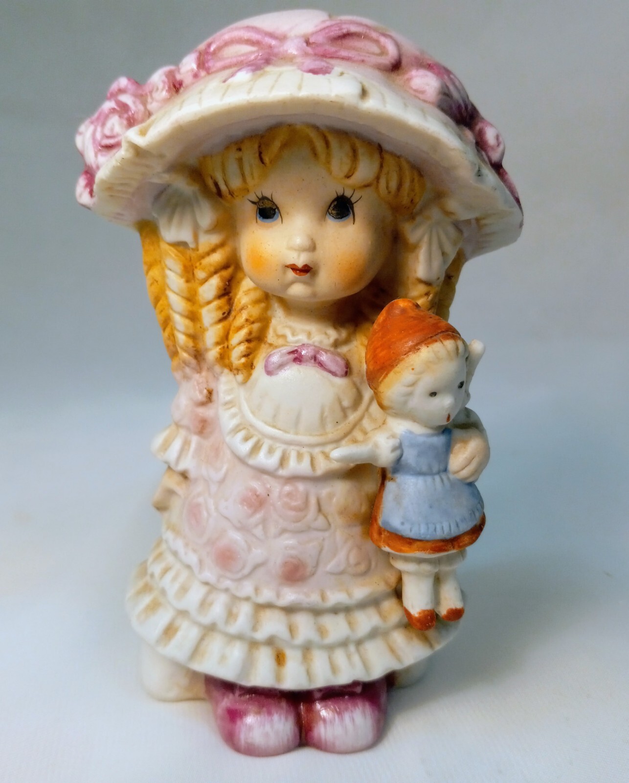 VTG. DEBEC GIRL WITH DOLL CURLY HAIR BIG HAT PORCELAIN FIGURINE 5″X3″ #F. AL