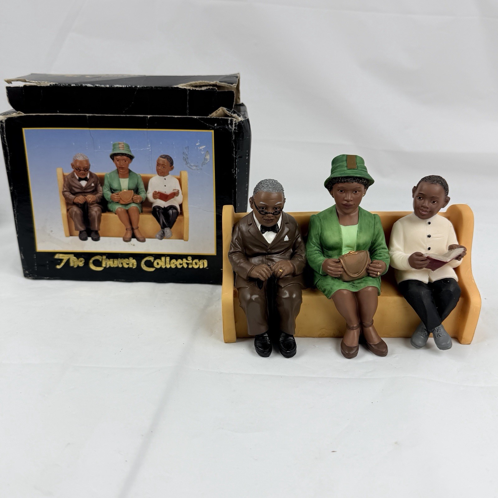 VTG United Treasures Church Collection Figurine Family In Church 3 People