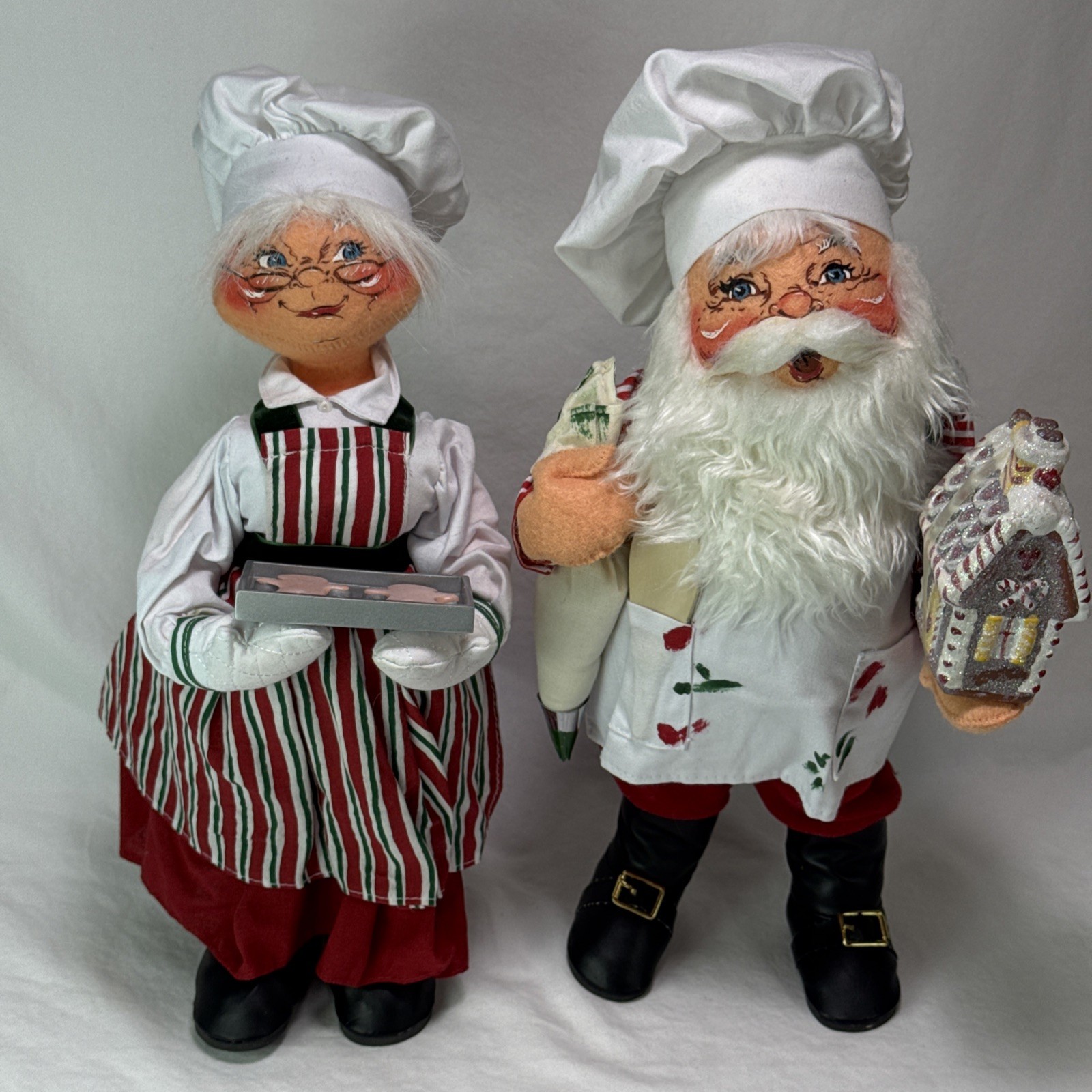 2004 Annalee Mr & Mrs. Santa Claus Chef Baking Christmas Gingerbread House READ