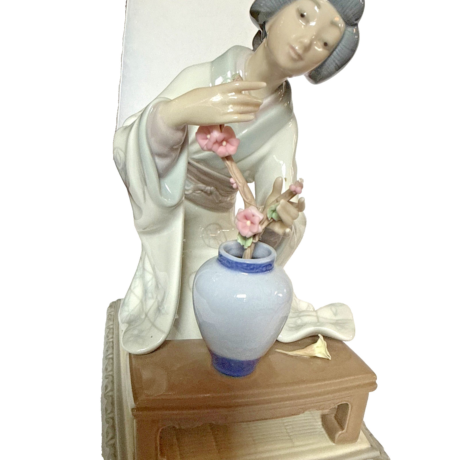 Lladro #4840 Japanese Girl Decorating Geisha Flower Arranger Figurine Retired