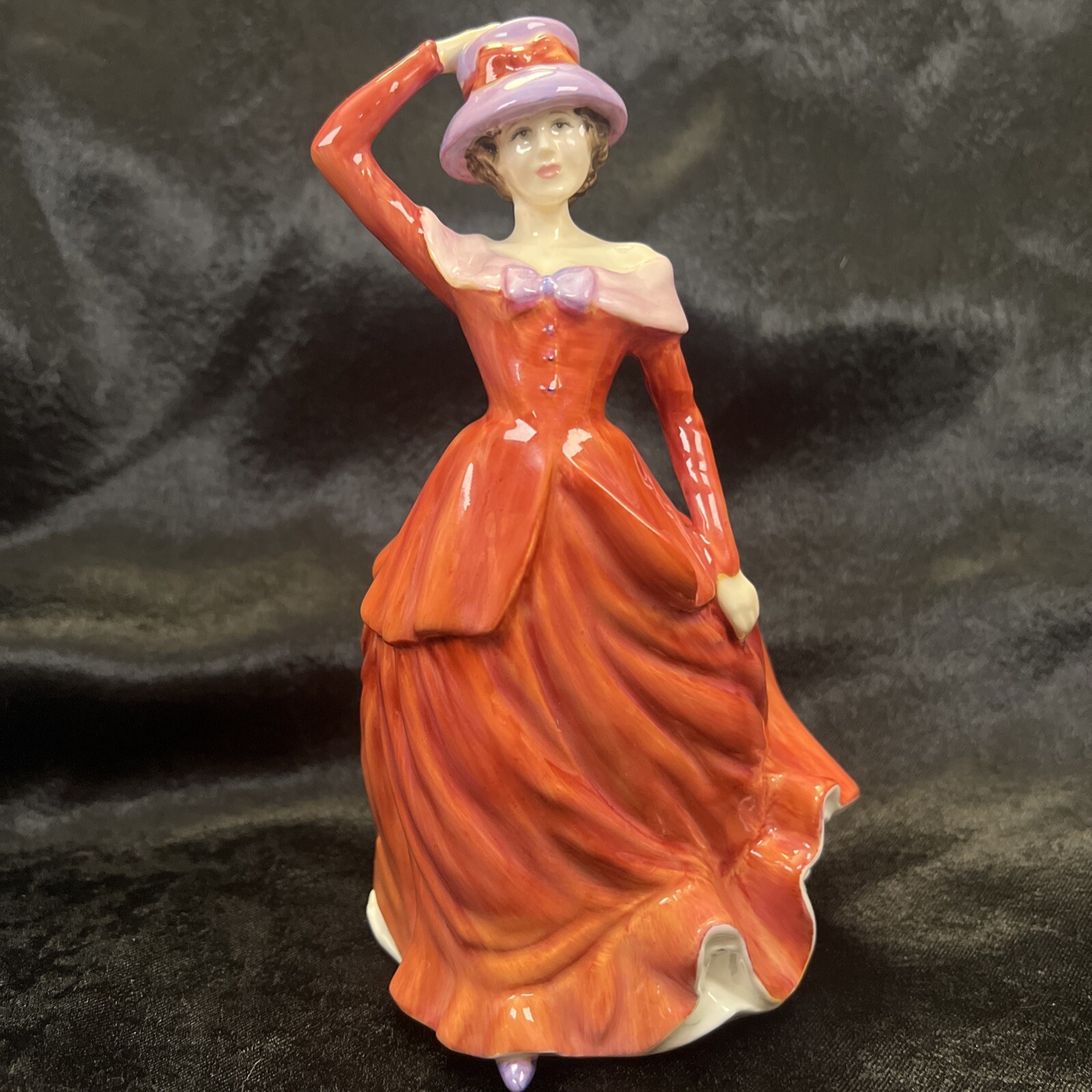 Royal Doulton – HN 4114 “MARY” Approx 8.5 Inches Pristine Condition