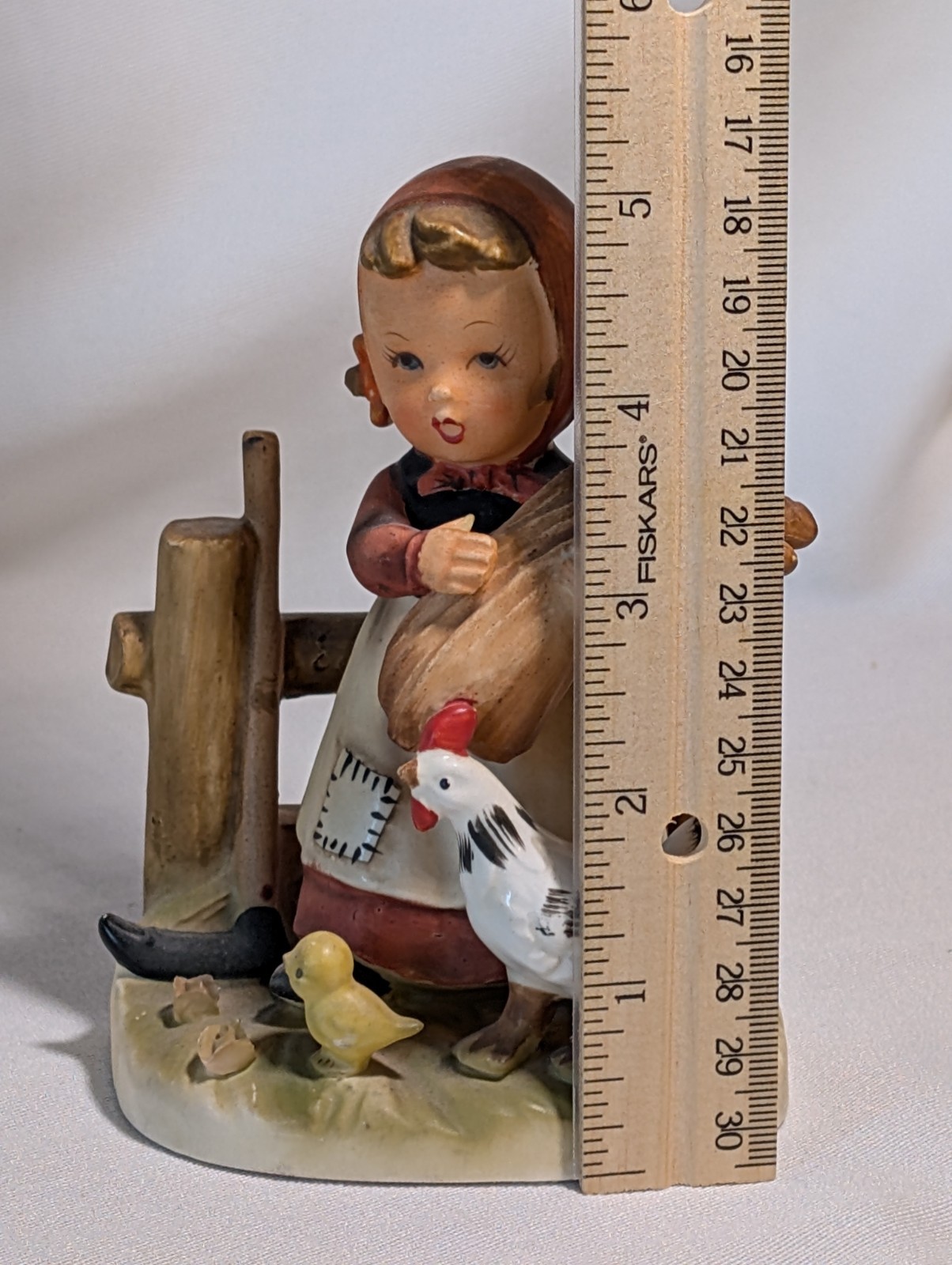Vntg erich stauffer figurine girl holding wheat with chickens # 8213 collectible