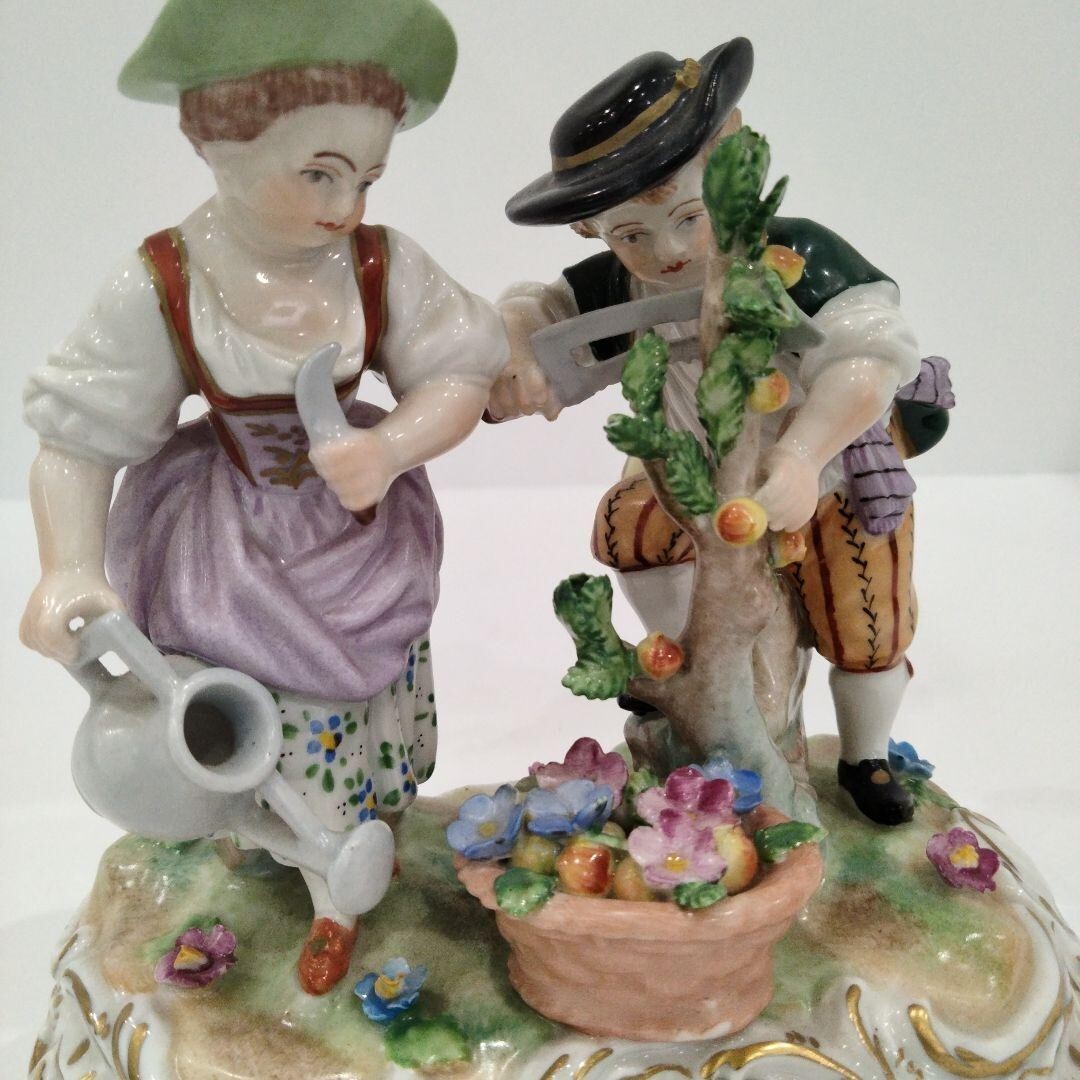 Dresden Carl Thieme Workshop Ceramics Figurine Size H 4.9 x W 5.3 x D 3.3 in