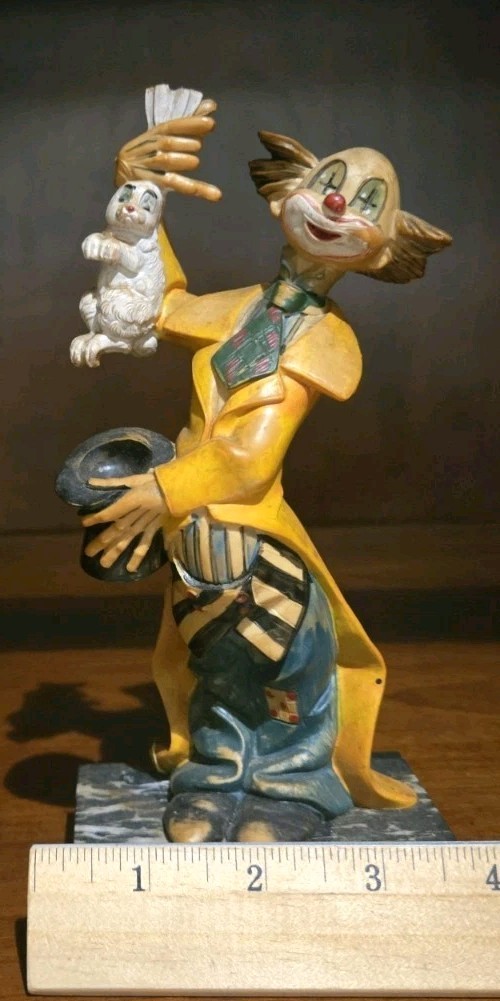 GENUINE CARRARA MARBLE BASE CLOWN PULLING RABBIT OUT OF HAT MINT CONDITION