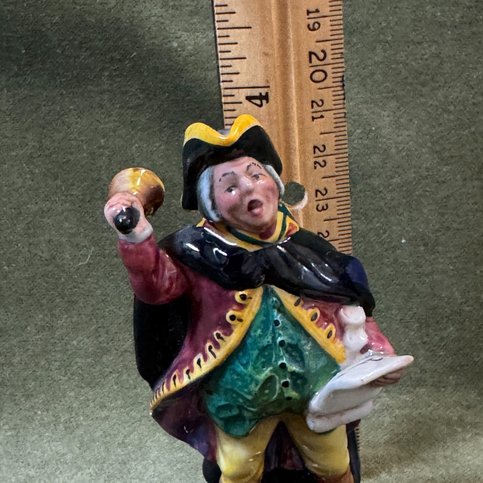 Vintage Royal Doulton 1952 “TOWN CRIER” HN 3261 Porcelain Figurine
