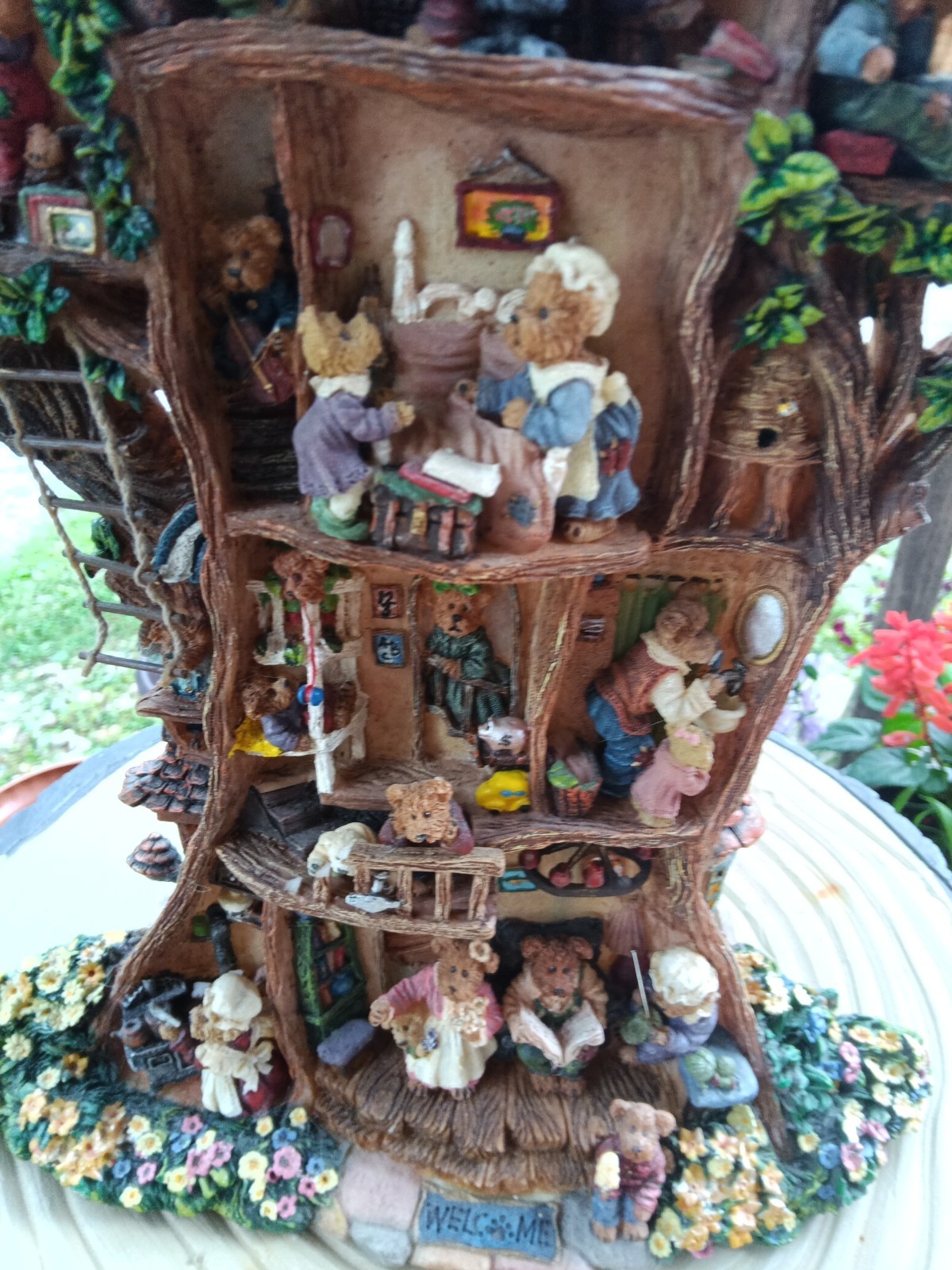 Danbury Mint/The Boyds Bears Tree house – Sculpture Table top or Wall Plaque