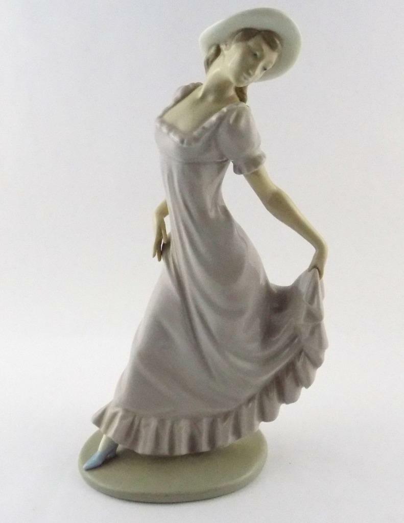 NAO Lladro Curtsy Woman in Dress Figurine Glossy Finish Made in Spain VERY GOOD