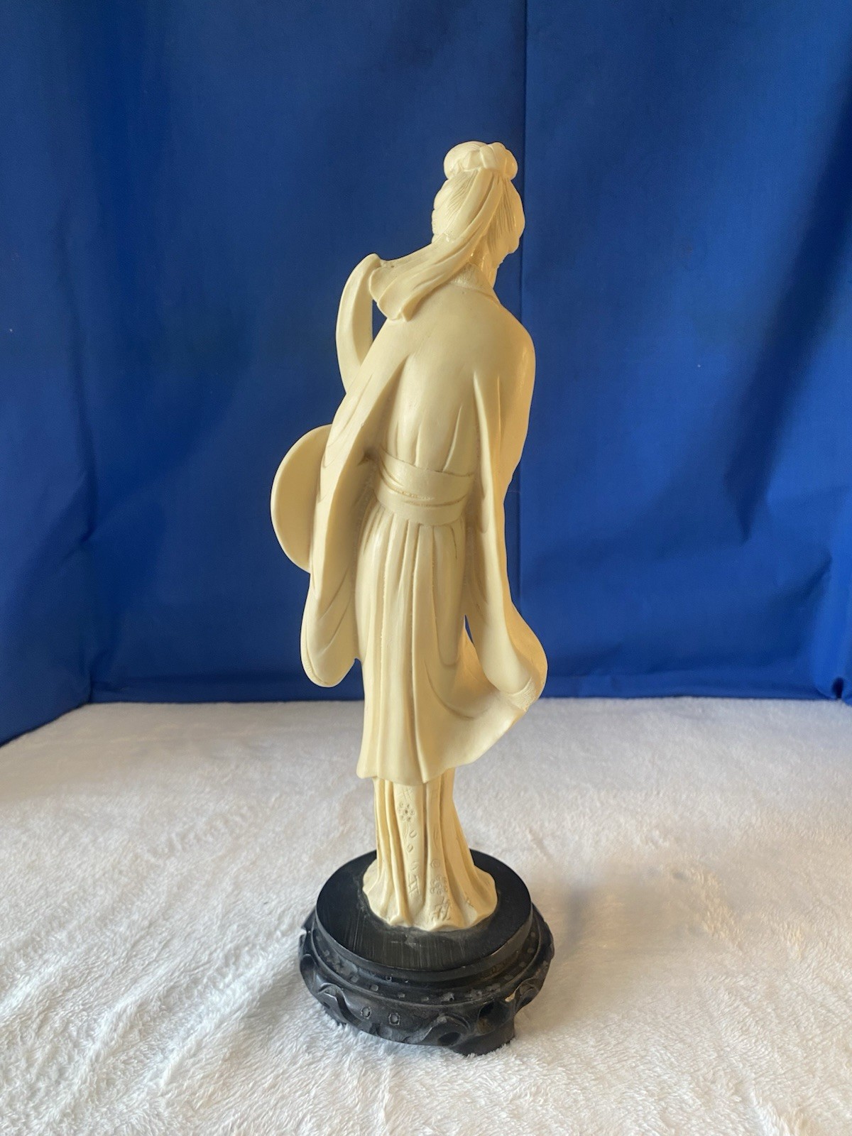 Carved Geisha Man Figurine Ivory Color. Resin. Statue w/ Black Base 13″