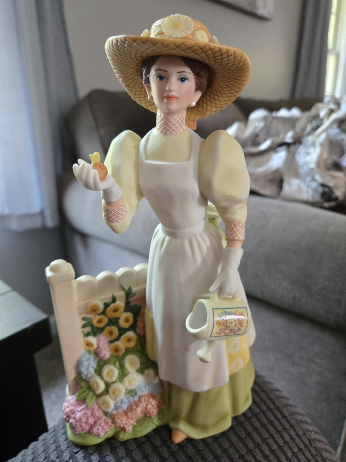 2008 Avon Presidents Club Mrs Albee Award Porcelain Figurine 9.5 in Tall