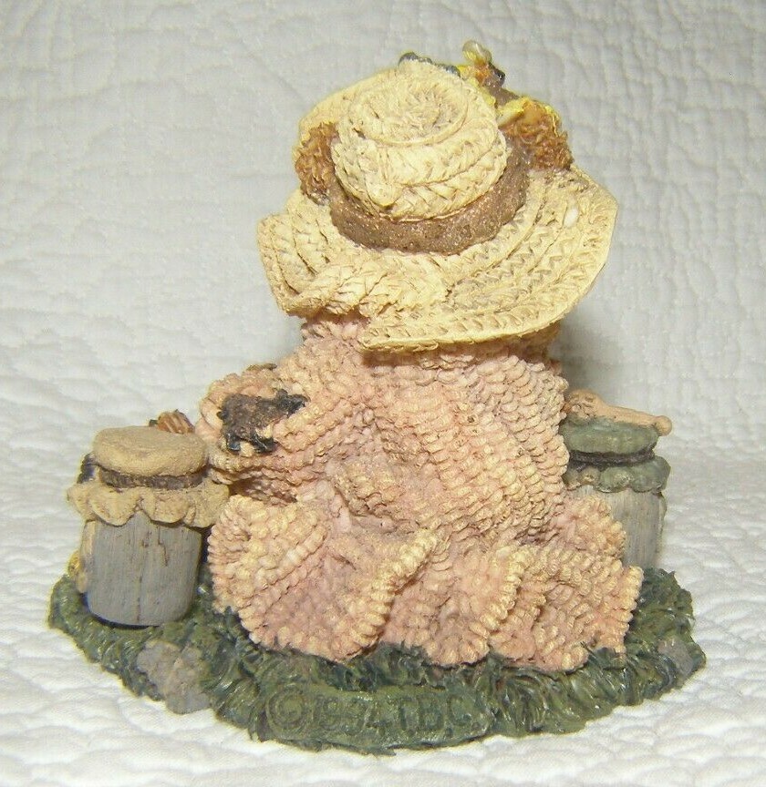 BOYDS BEARS: “Bailey…Honey Bear” 3 1/2 inch Resin figurine 1994