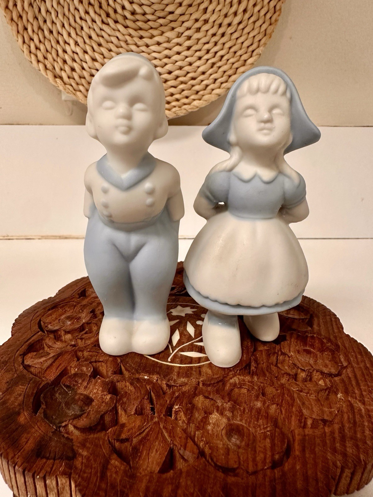 Vtg Dutch Boy & Girl Kissing Blue & White Bisque Classic Figurines Japan Sweet