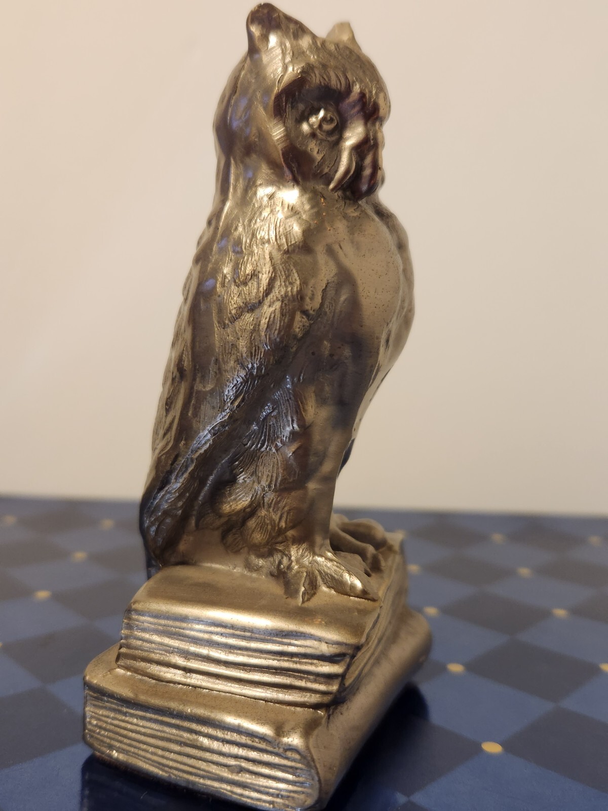 BEAUTIFUL VINTAGE 4.75″ PEWTER OWL FIGURINE OWL SITTING ON SACK OF BOOKS HEAVY