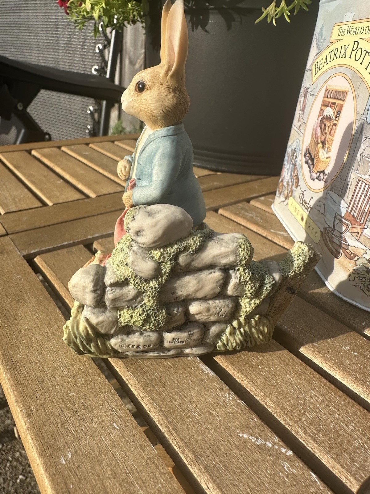 Vintage World Of Beatrix Potter Peter Rabbit In The Garden BP1 Figurine with Tin