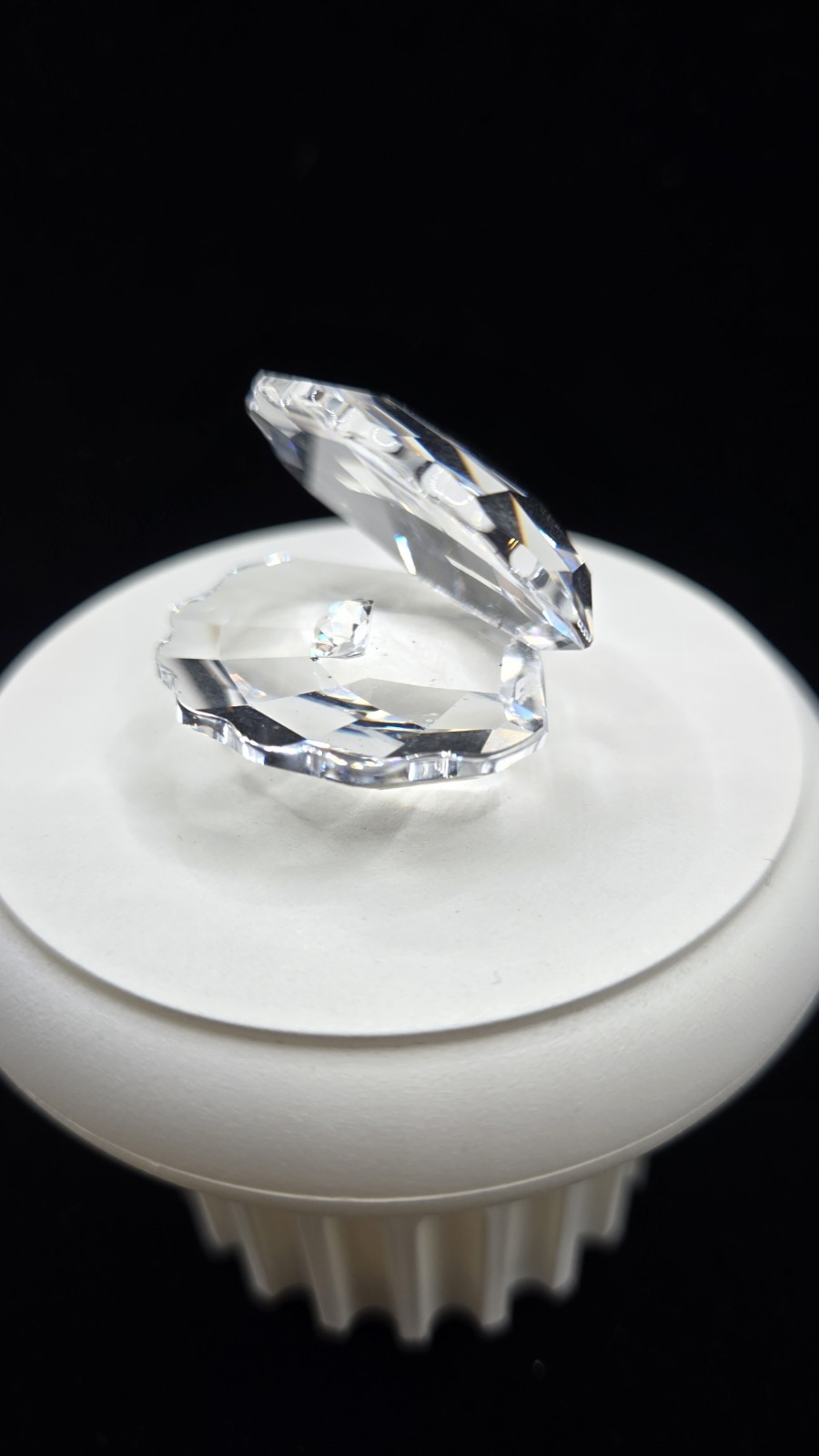 Swarovski Small Clam With Diamond Shaped Crystal, Signed, Original Packaging