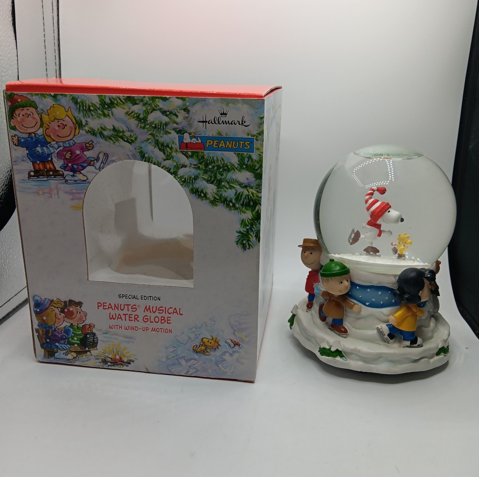 Hallmark Christmas Peanuts Musical Water Globe wind-up motion Snoopy