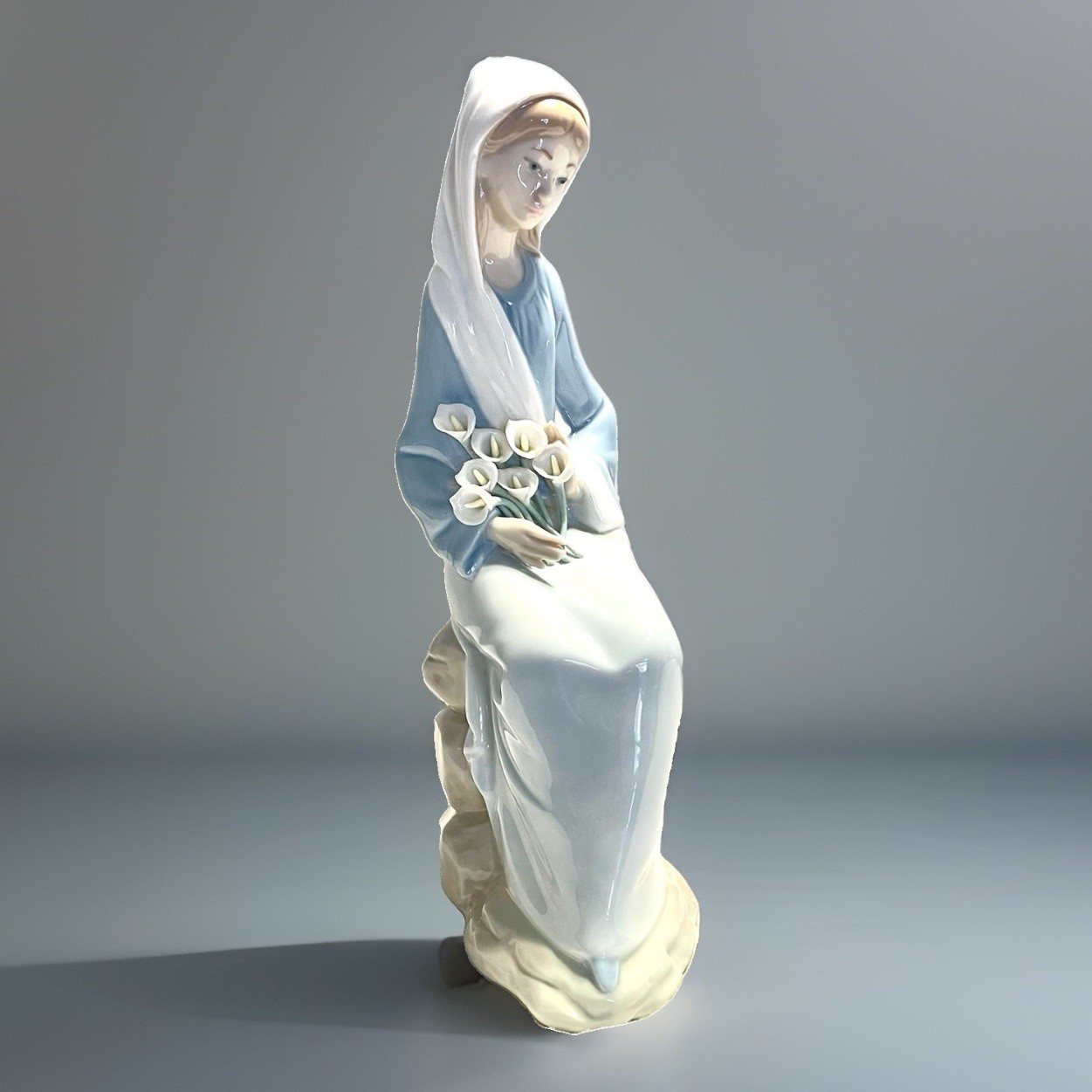 Lladro Madonna Girl with Lilies Figurine–Retired 1998 Vintage signed 1974 NO BOX