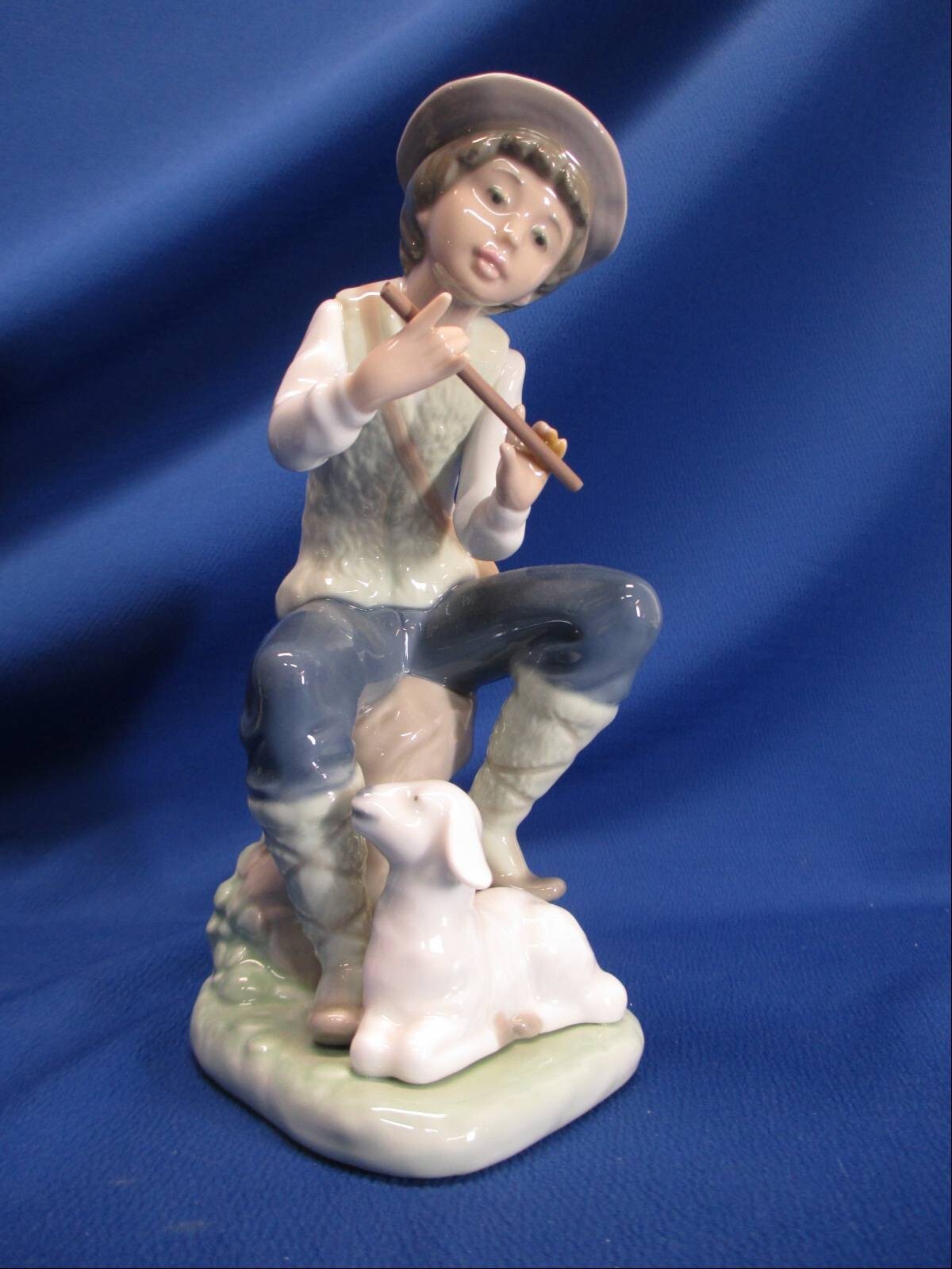 LLADRO NAO BOY WITH FLUTE SERENADING A LAMB AT HIS FEET 1989
