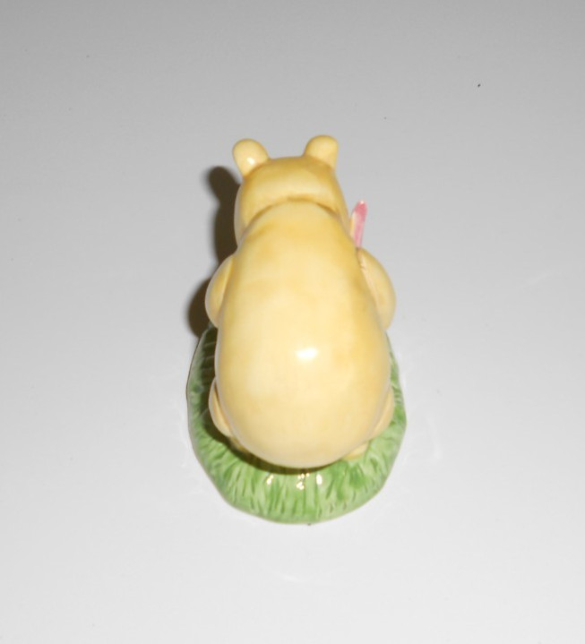 Charpente Classic Disney Winnie the Pooh – Writing Figurine – Glossy Finish