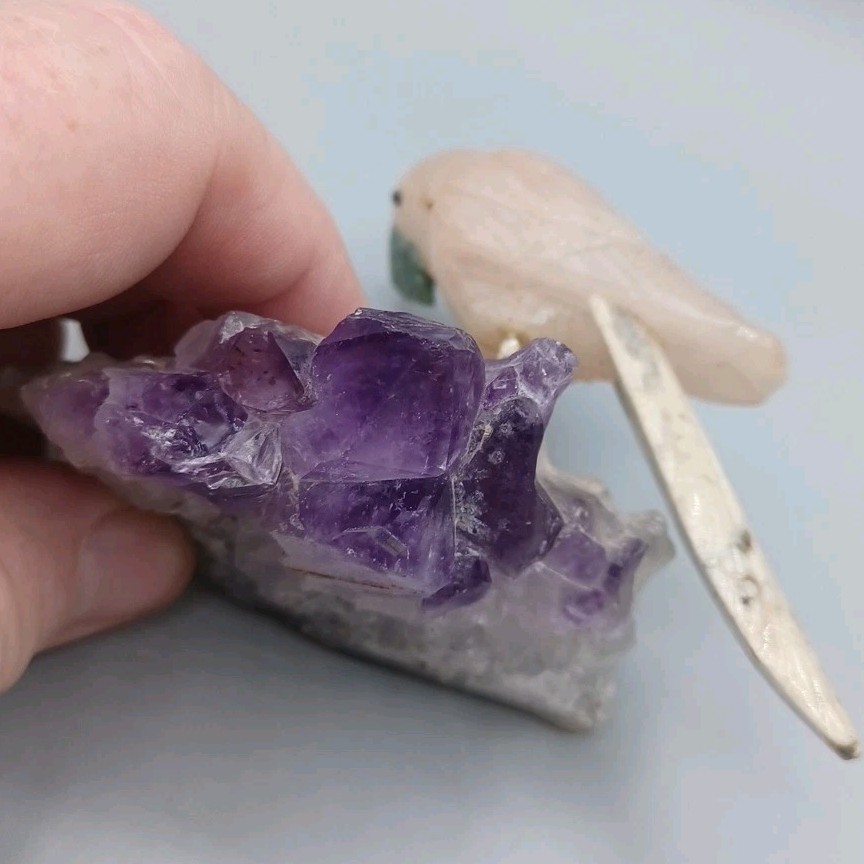 HAND CARVED GEM STONE MACAW PARROT BIRD ON AMETHYST & CLEAR QUARTZ STAND