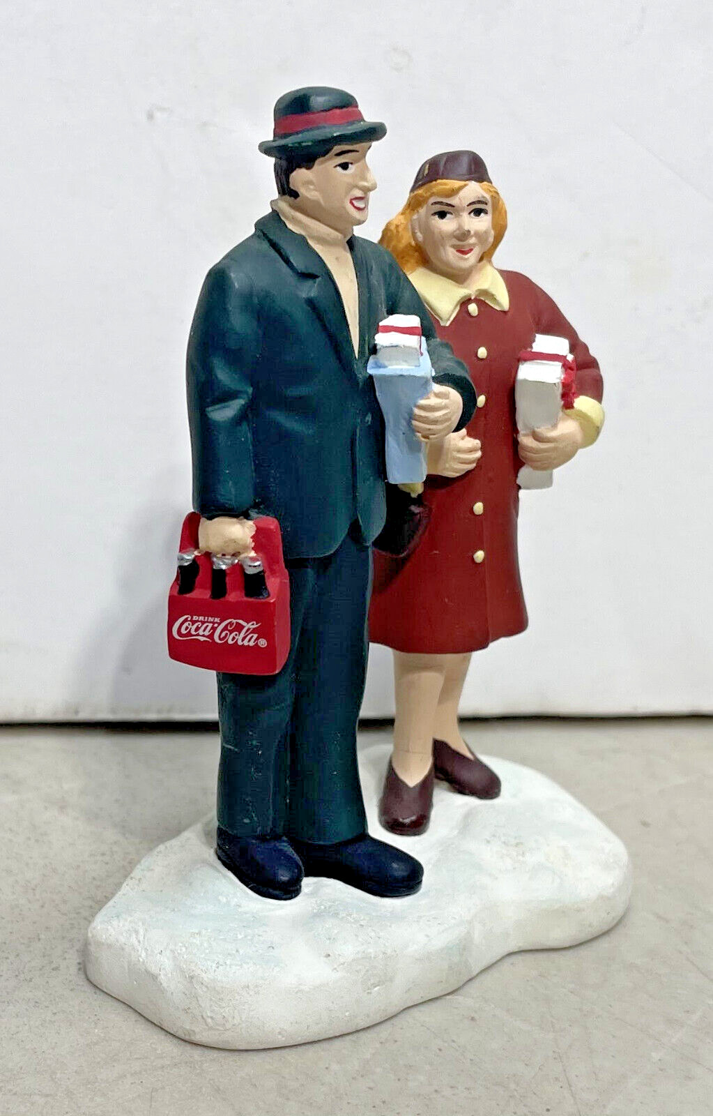 Coca Cola Town Square Collection Last Minute Shoppers Figurine 1997 3.75 Inches