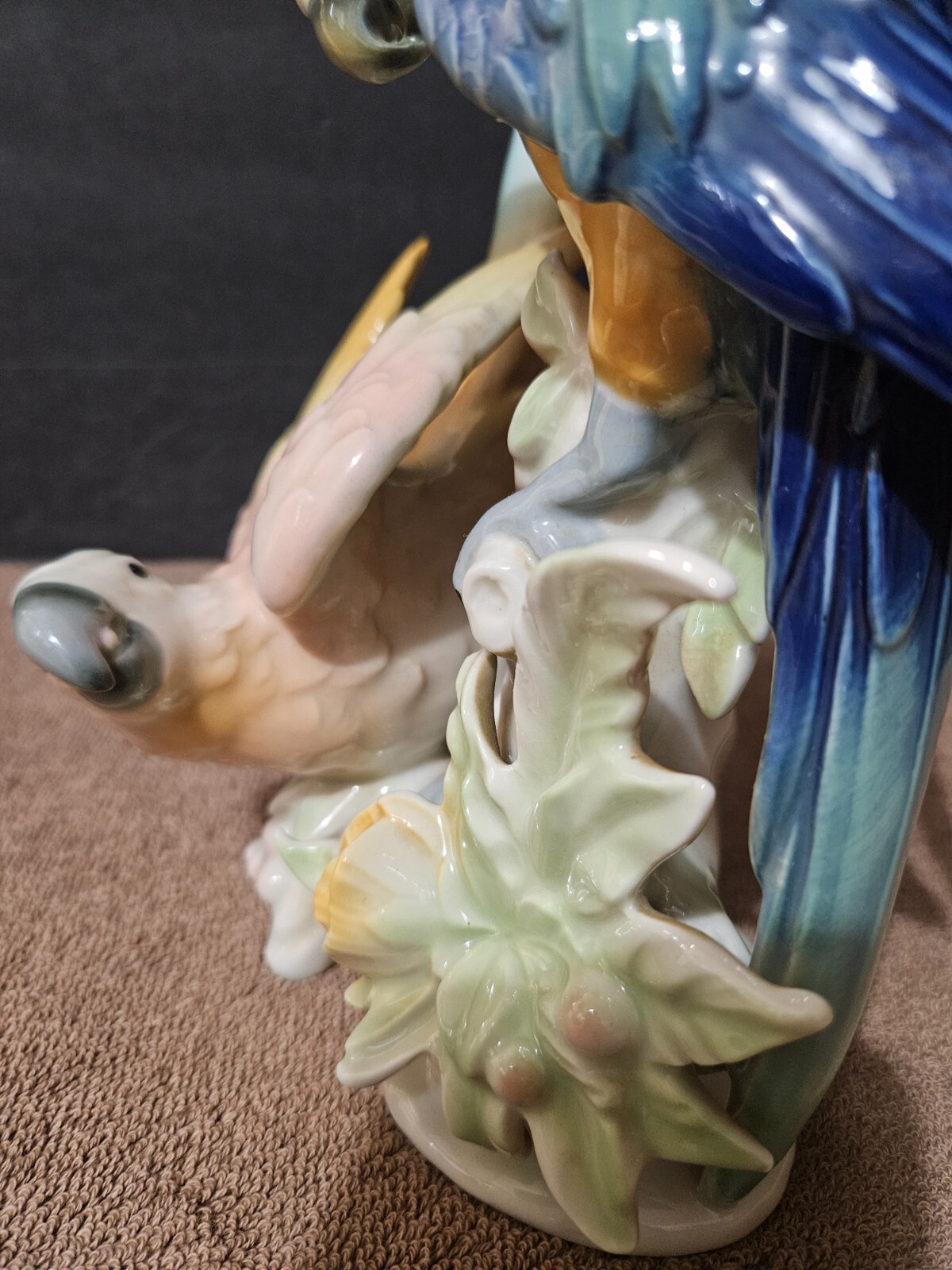 VINTAGE GERMAN PORCELAIN APEL PORZELLAN COLORFUL DOUBLE PARROT FIGURINE 7 5/8″