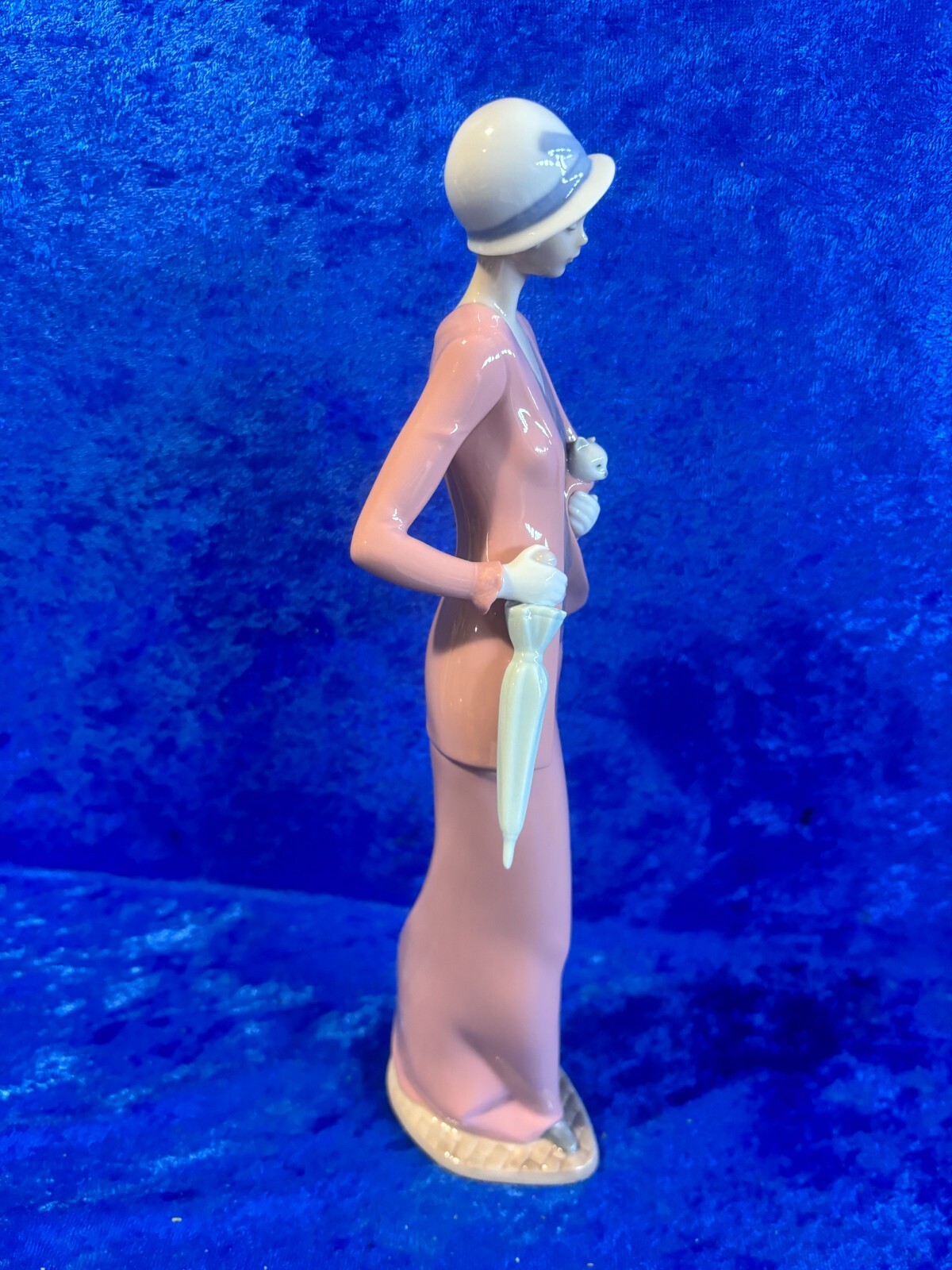Nao Lladro “Autumn Stroll” Lady w/Cat 12.5″ Figurine Mint