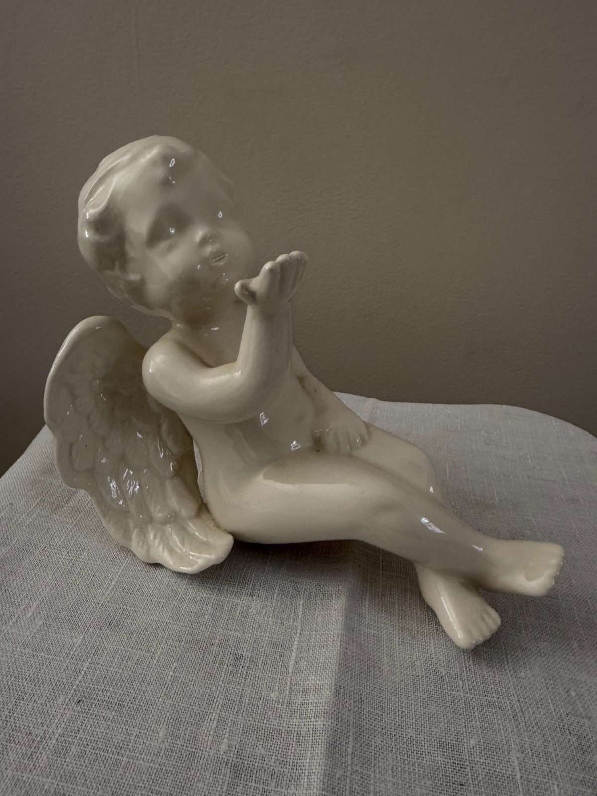 Cherub Angel Shelf Sitter White Ceramic Blowing Kisses 9” Long Sitting (GS3)