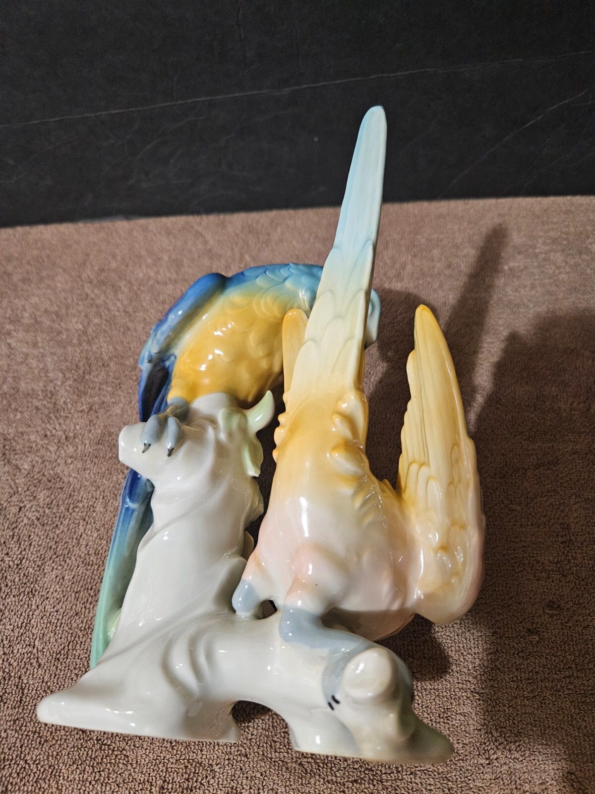 VINTAGE GERMAN PORCELAIN APEL PORZELLAN COLORFUL DOUBLE PARROT FIGURINE 7 5/8″