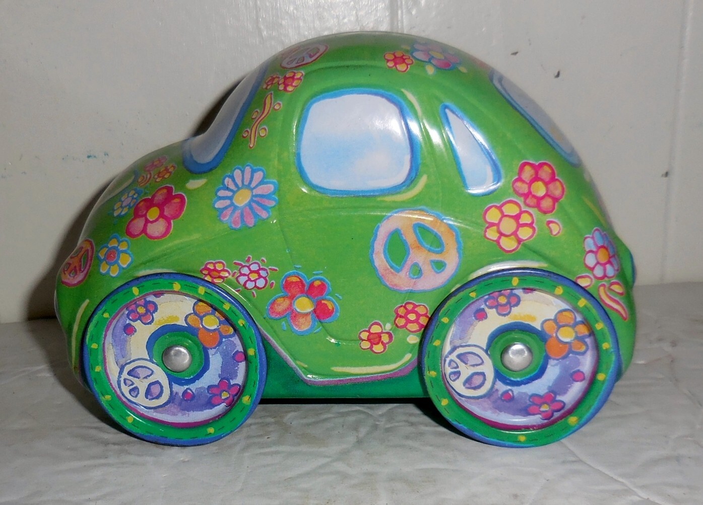 VINTAGE LOVE BUG BEETLE CAR HIPPIE LOOKING TIN DESIGN NR