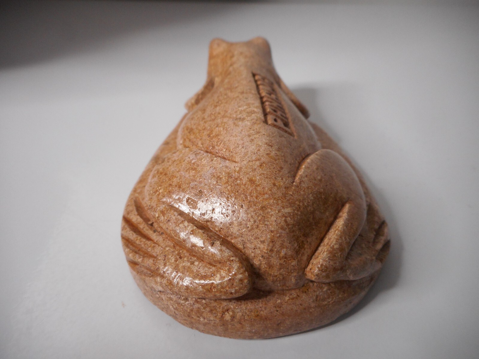Hand-Carved Beige Sheen Stone Crouching Frog Figurine Paperweight Panama 5″x3″