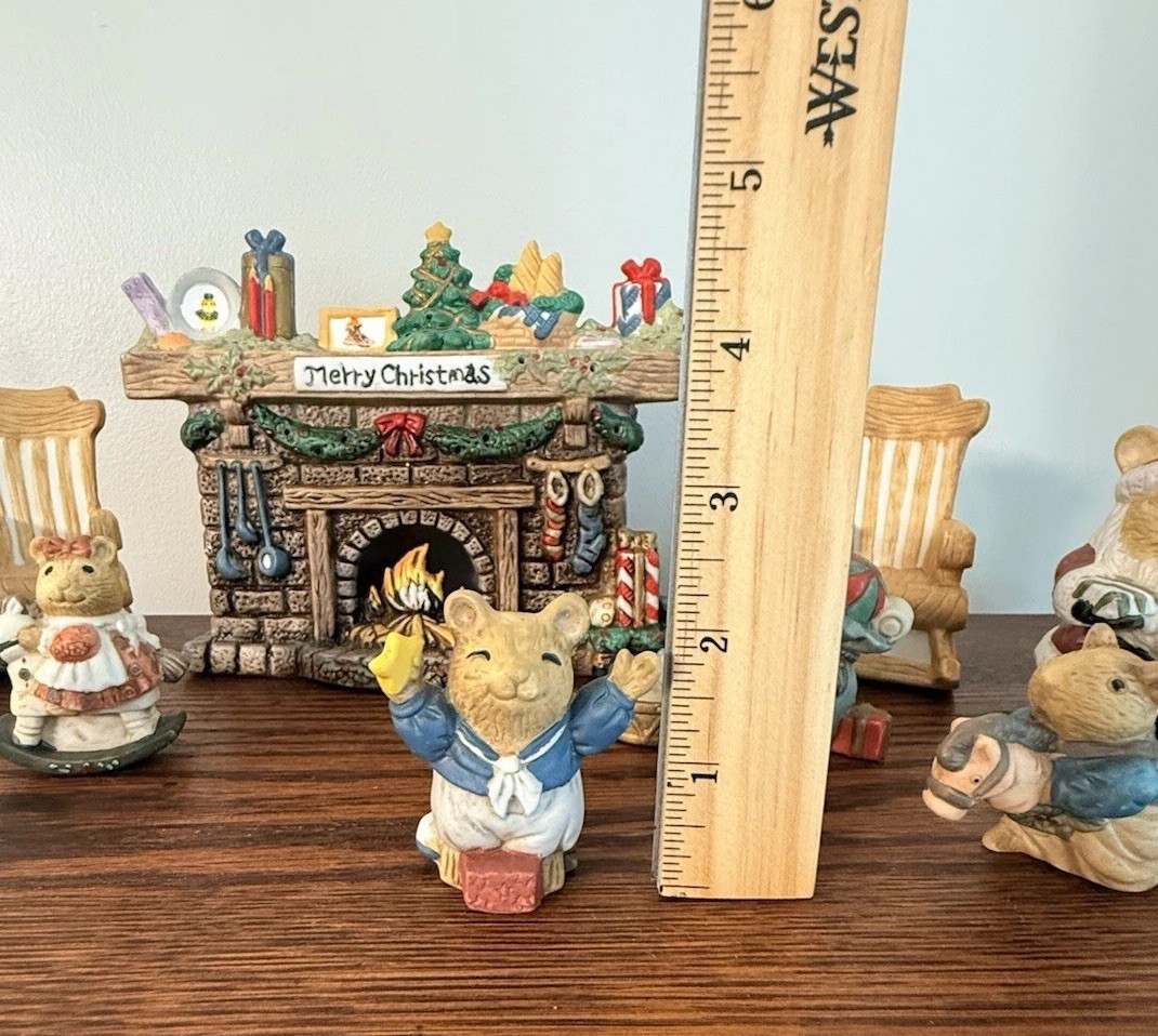1995 Christmas Decorative Outfit – 11 Piece Light-Up Fireplace/Mouse Family Set