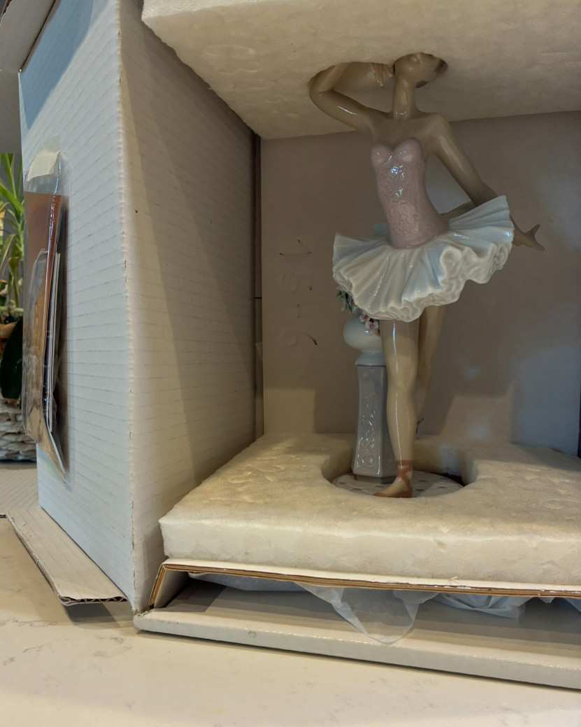 Vintage Lladró Ballerina “Stage Presence” #6323 in Original Box 10.5″ Tall