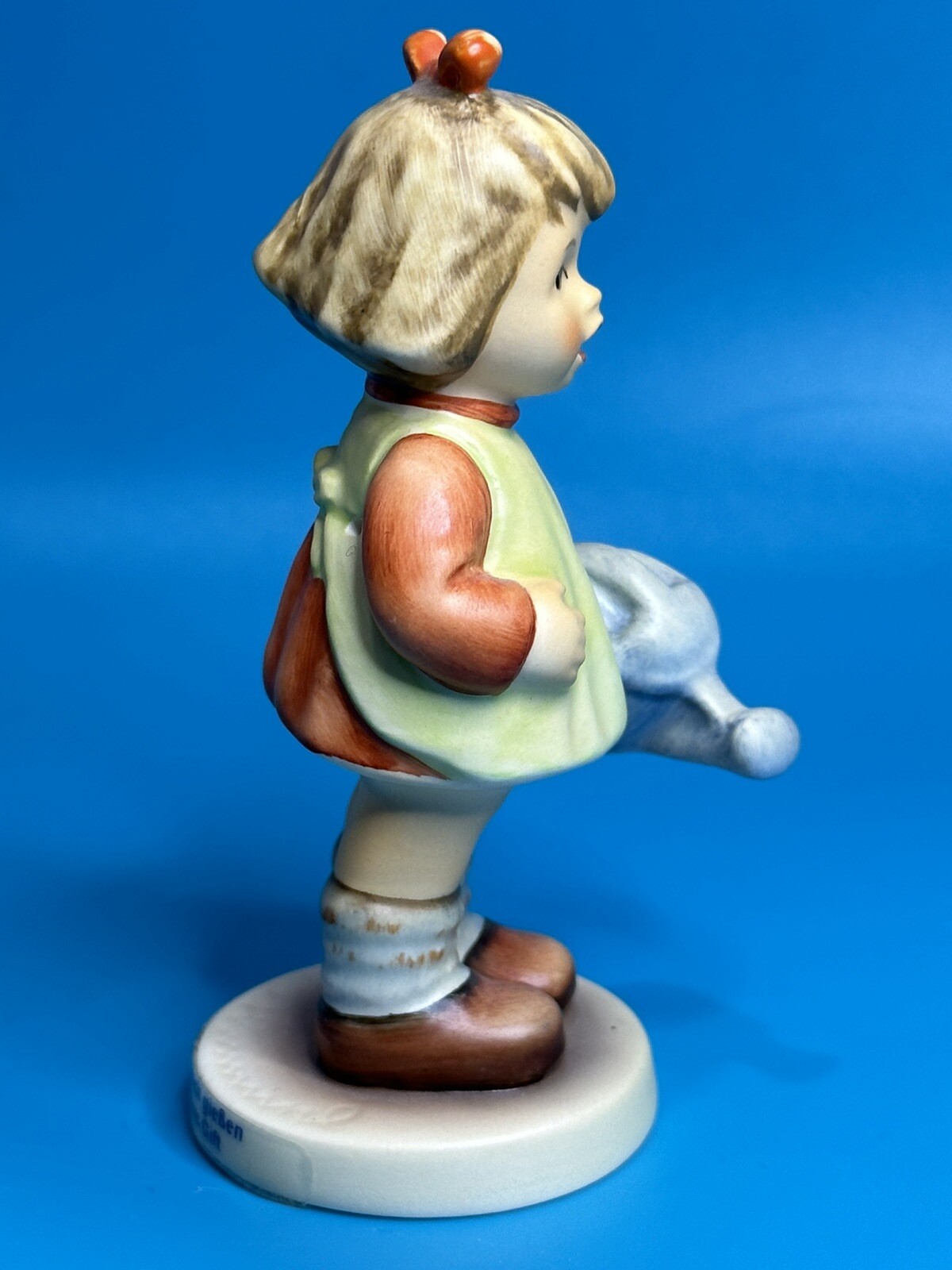Vintage Goebel M.I. Hummel Club 1997-1998 Figurine “NATURE’S GIFT” Hum 729 TMK-7