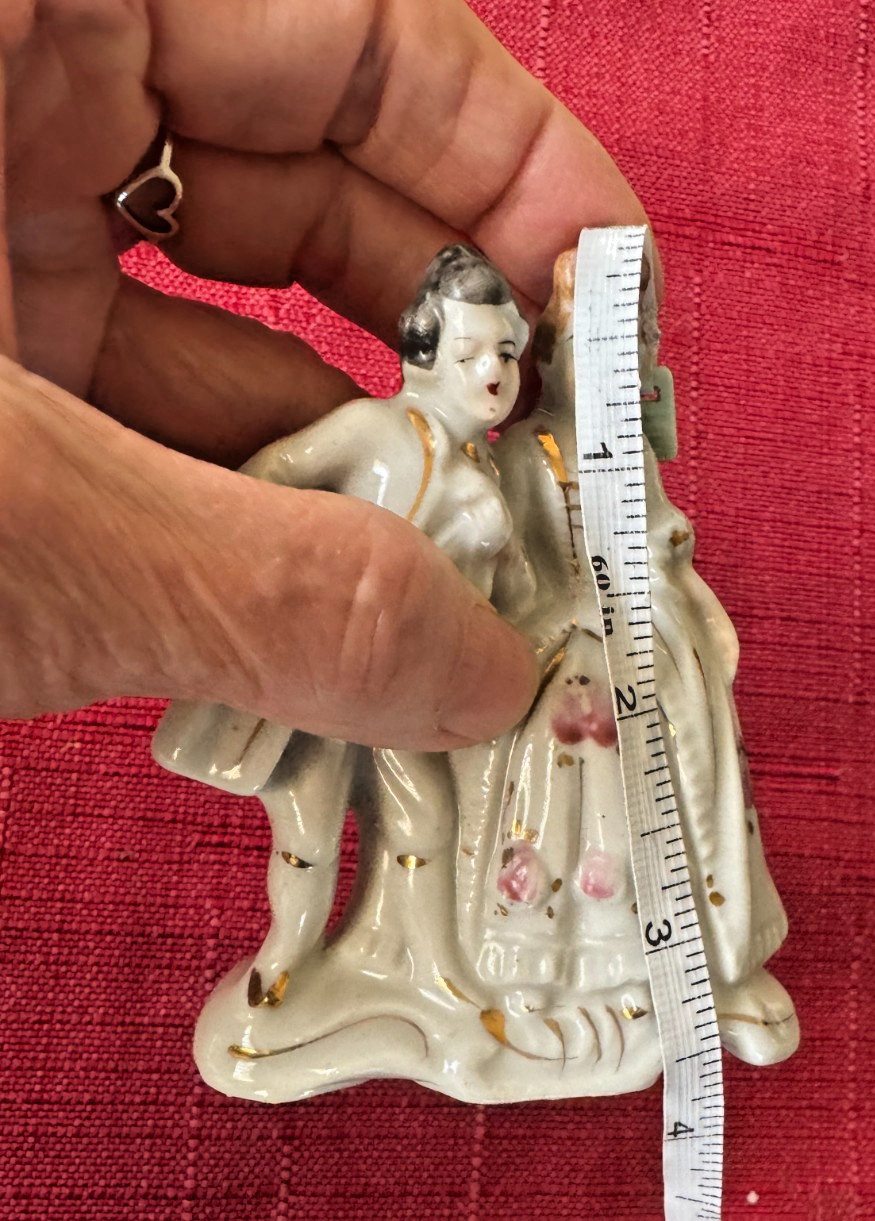 VTG VICTORIAN COUPLE 3.50” WHITE PORCELAIN W/GOLD ACCENS & FLOWERS FIGURINE (19)