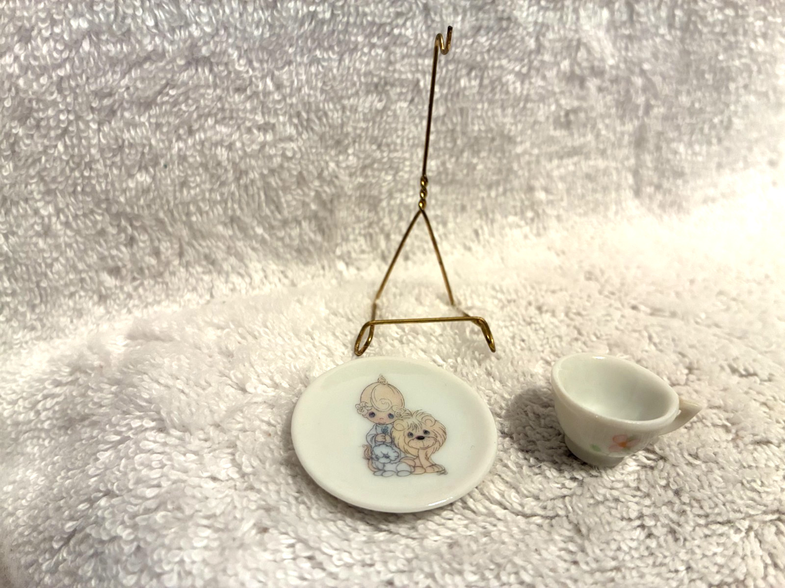 Precious Moments March Plate & Cup 1988 Girl W/Lion & Lamb 2 1/4″ T x 1 1/4″