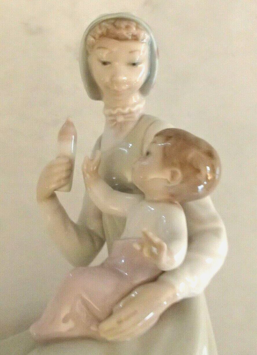 Lladro 5140 “Feeding Her Baby” Mother feeding her son or daughter – MWOB, RV$260