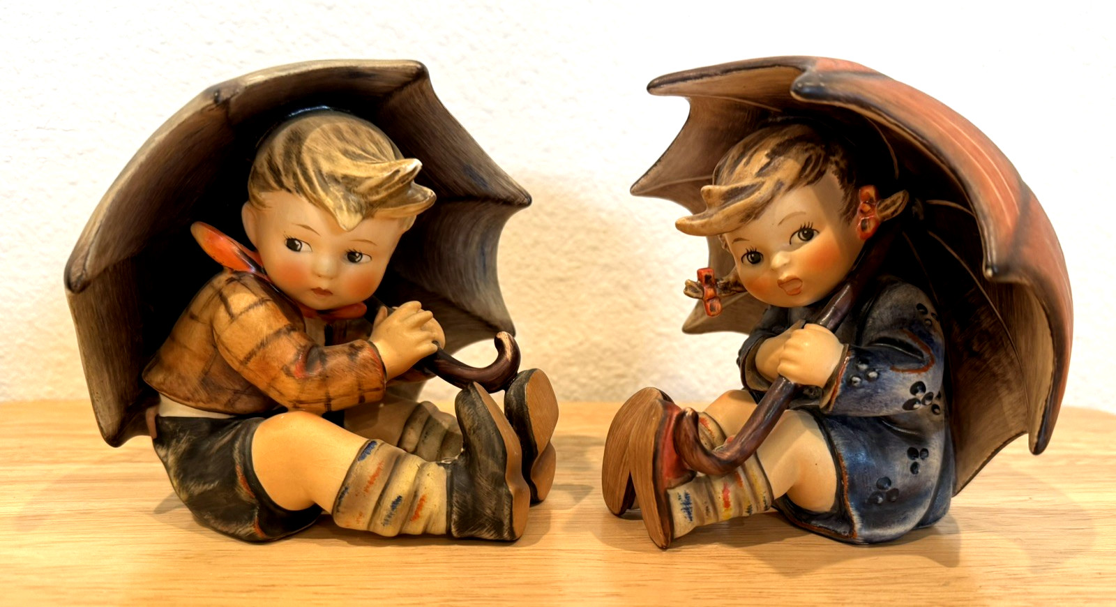 Hummel Goebel Umbrella Boy and Girl 5″ Figurine 152/0 A B W Germany Vintage 1957