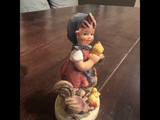 Goebel Hummel “Feeding Time” Figurine #199/0 Girl w Chickens Germany