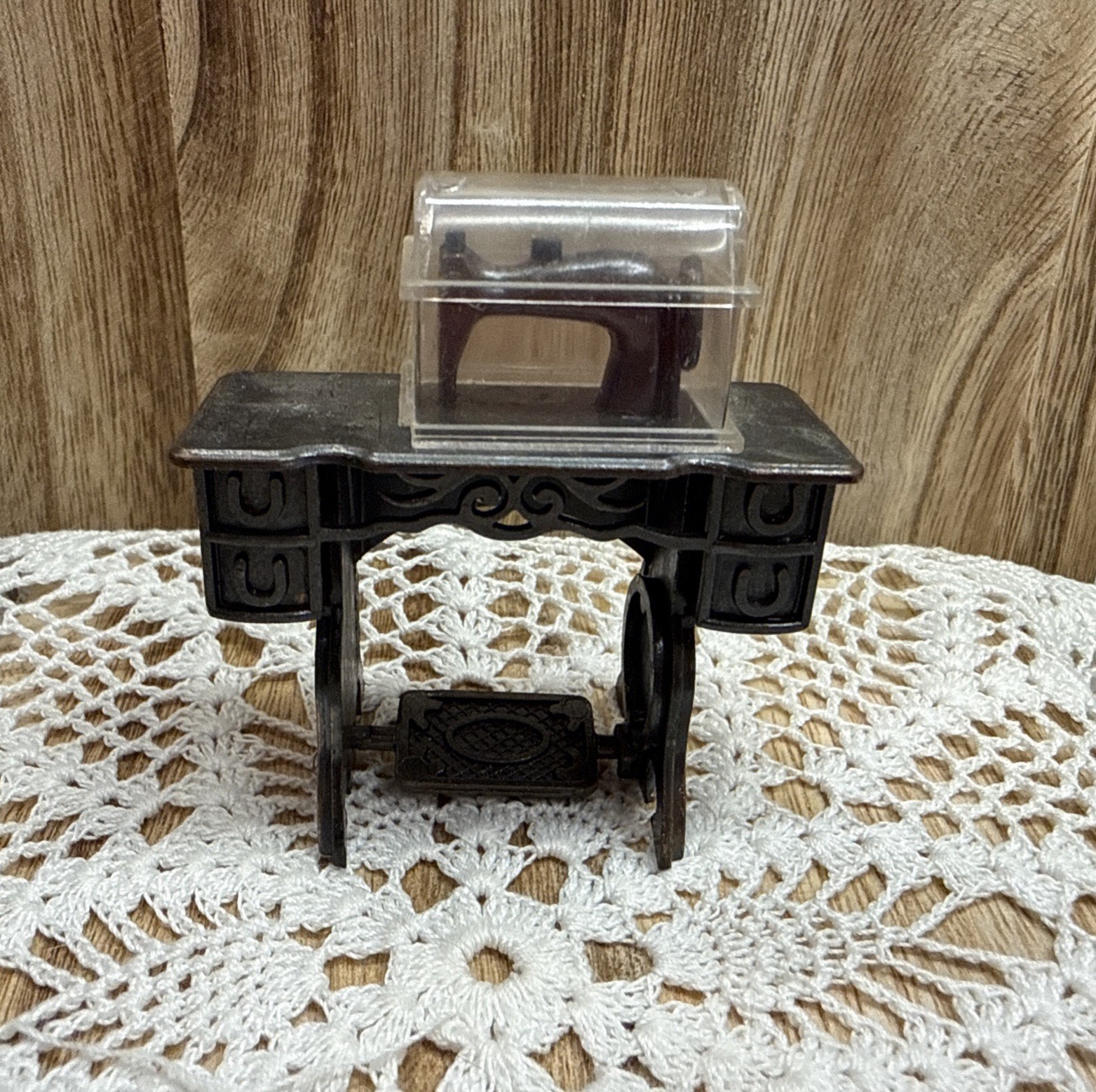 Vintage 1978 Durham Industries Die Cast Metal Miniature Sewing Machine