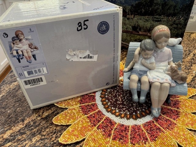 Lladro 6446 Surrounded By Love Mint in Box!!!