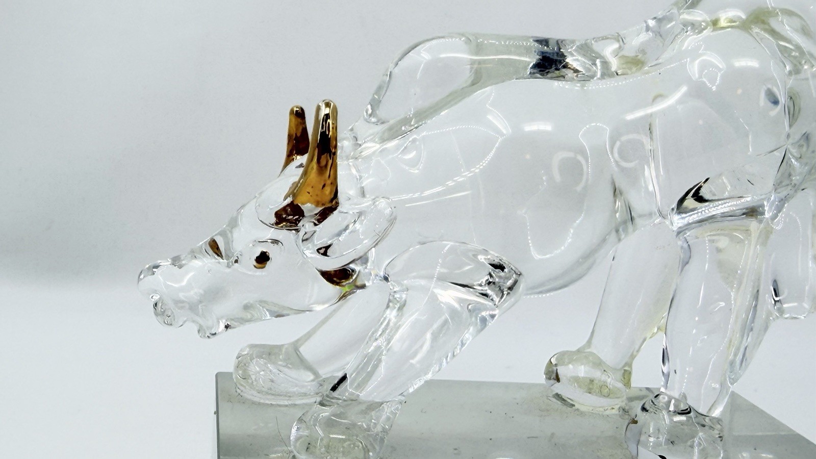 Vintage New York Wall Street Bull heavy miniature Crystal Glass Paperweight