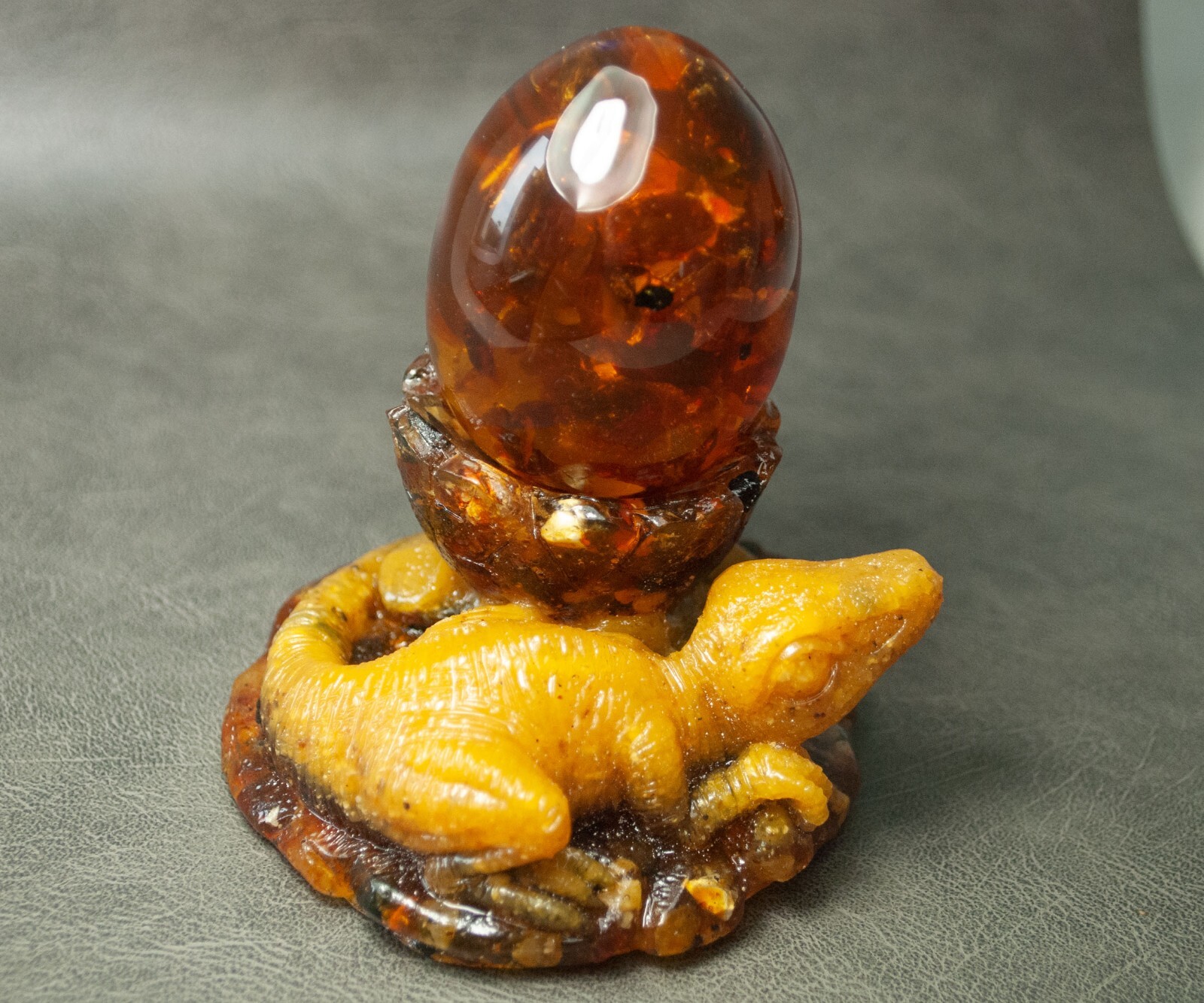 Baltic Amber Dinosaur and Amber Egg with inclusion Bee – Wholesale