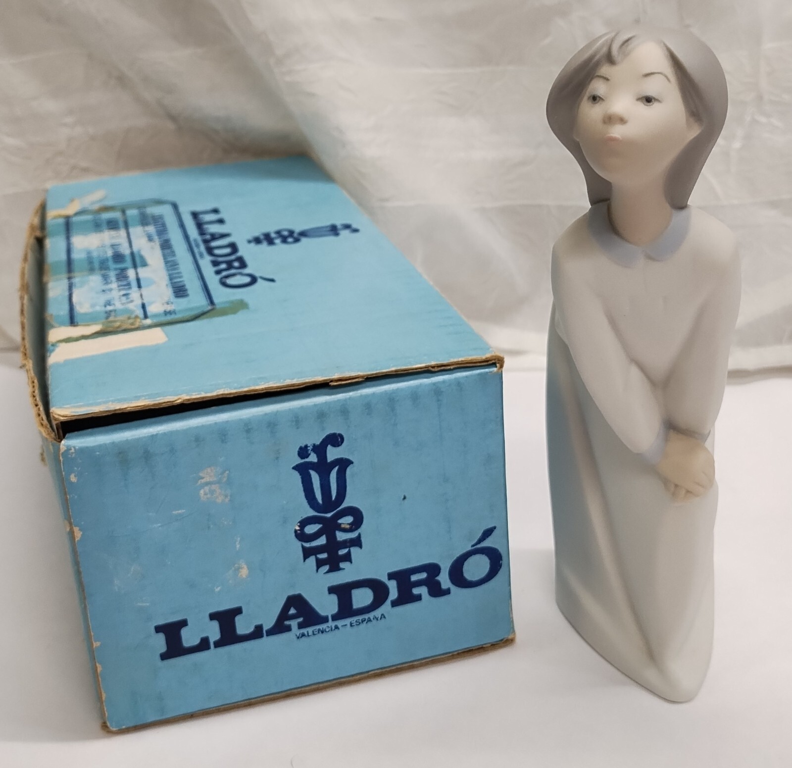 Vintage Lladro #4873 Nightgown Girl Kissing – Matte Unglazed Retired 7″ With Box