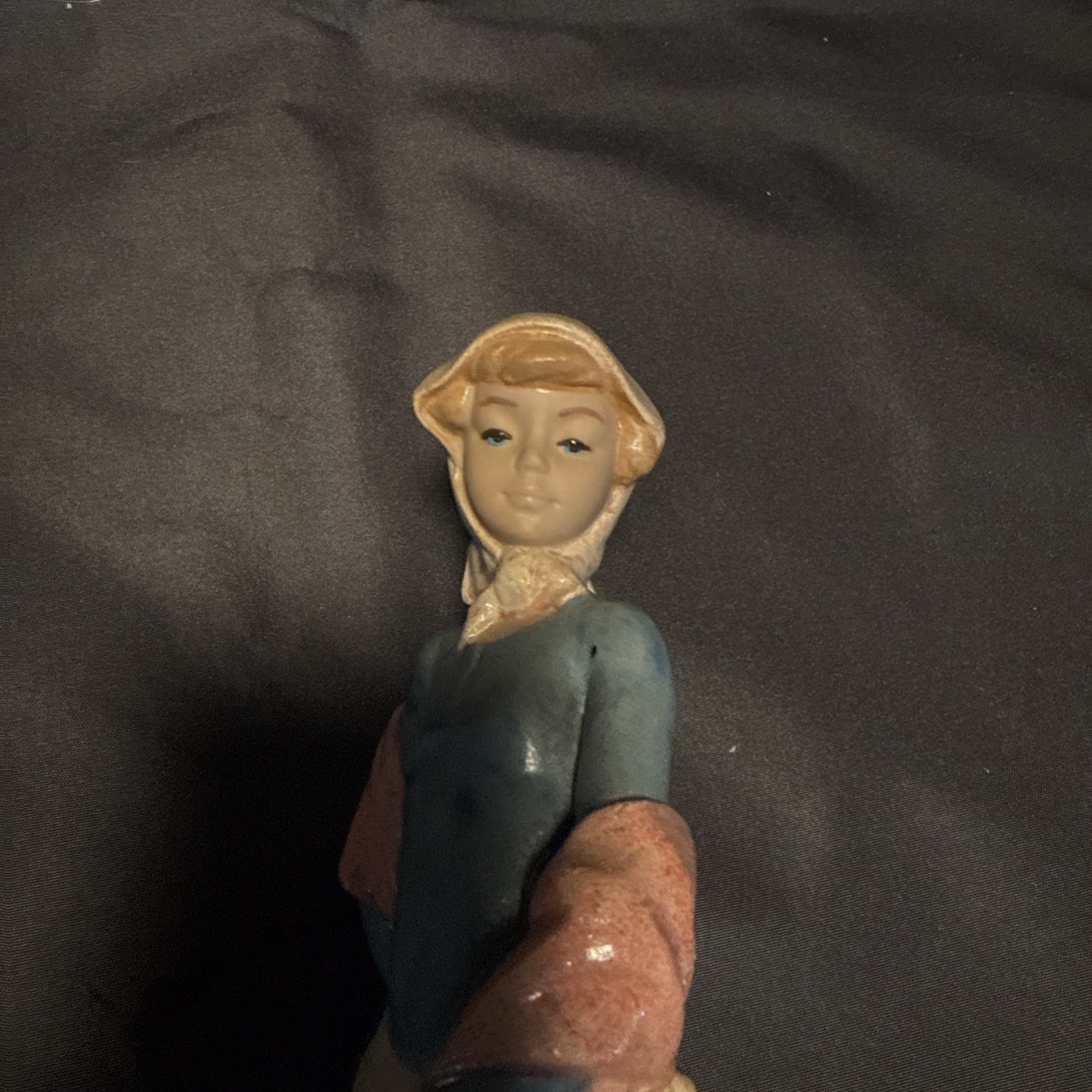 Mujer con jarrones. España. Siglo XX. Elaborada porcelana Nadal 29 cm de altura