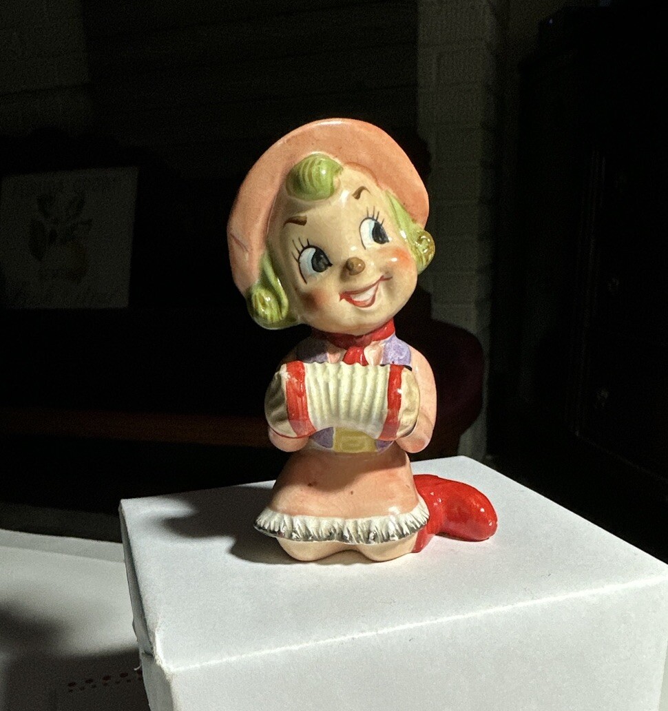 Rare Vintage Singing Cowgirl PLAYING Accordion Figurine Japan Porcelain