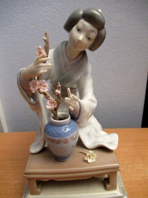 VTG Lladro Japanese Girl Decorating #4840 Retired Glossy finish (1971-74)