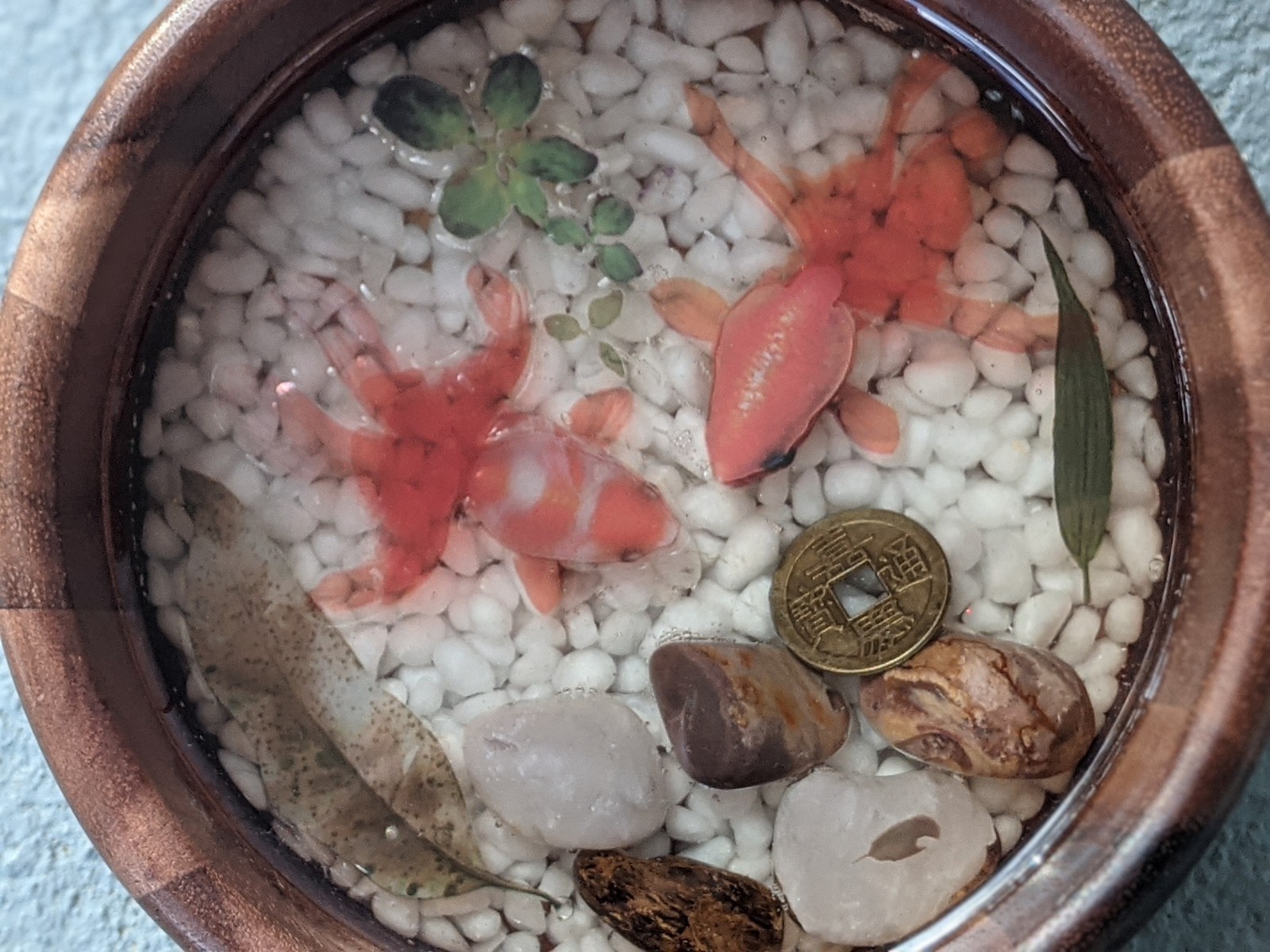 3D Gold Koi Fish Resin Painted Feng Shui Art Rocks,Leaves,Chinese Coin Wood Bowl