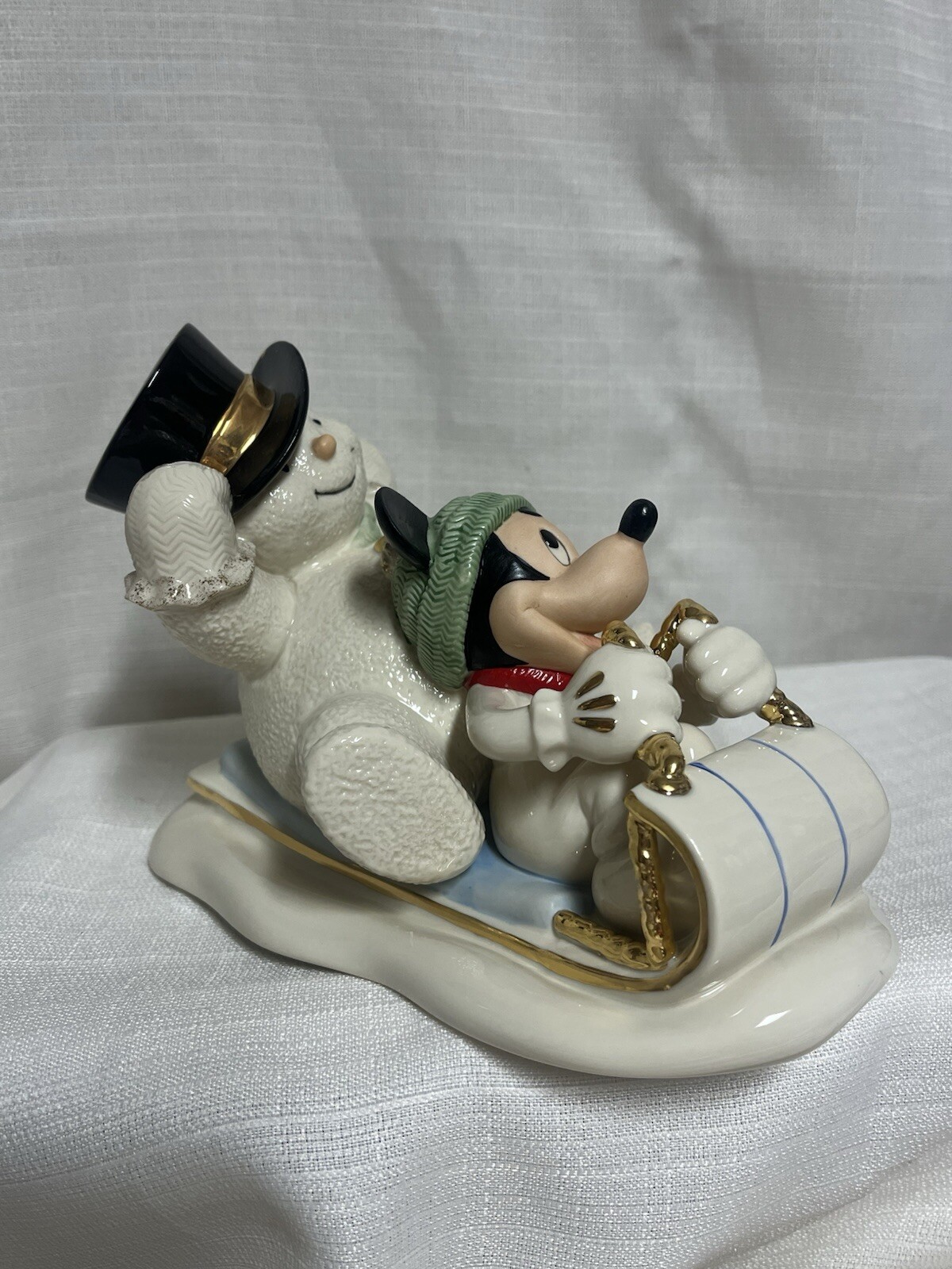 Lenox Disney Showcase Collection ” A Snowy Day With Mickey” Figurine COA NIB