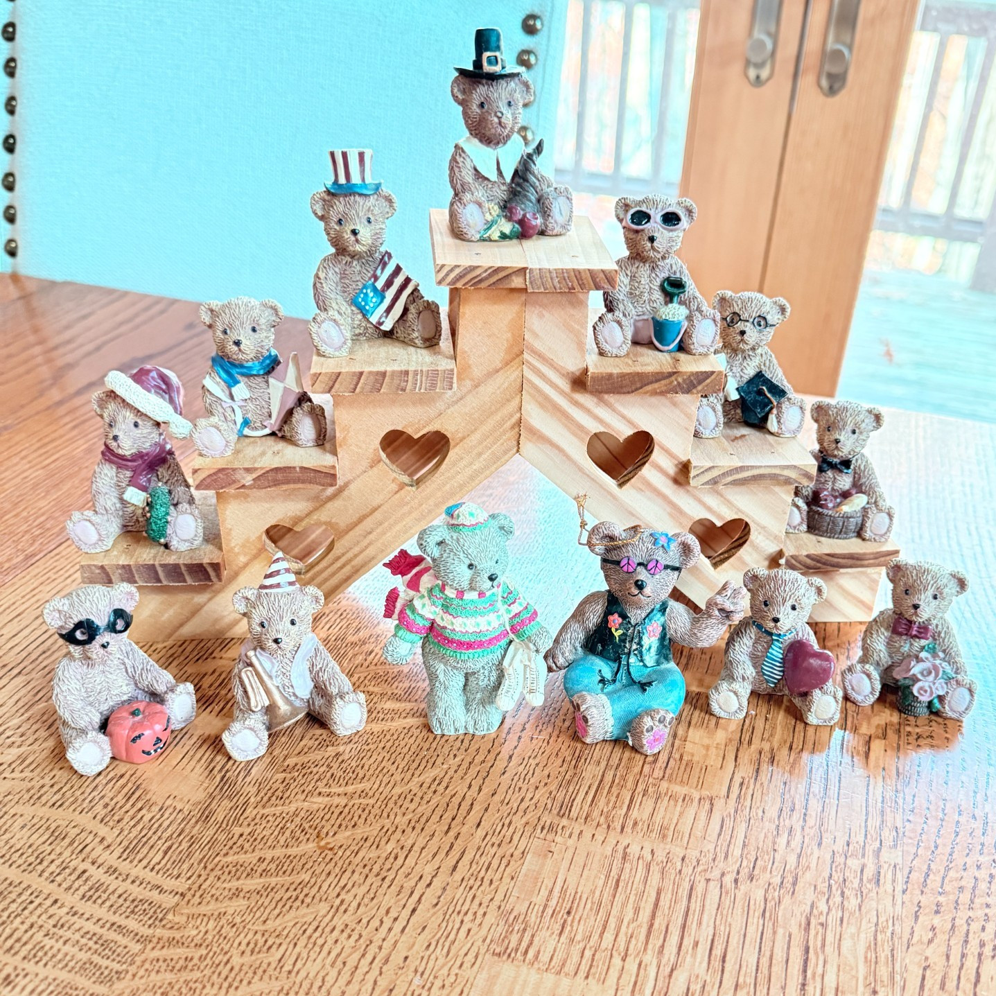 ESTATE VINTAGE LOT OF 13 BEAR FIGURINES ON WOOD STEPS FOR SHELF OR HANGING.
