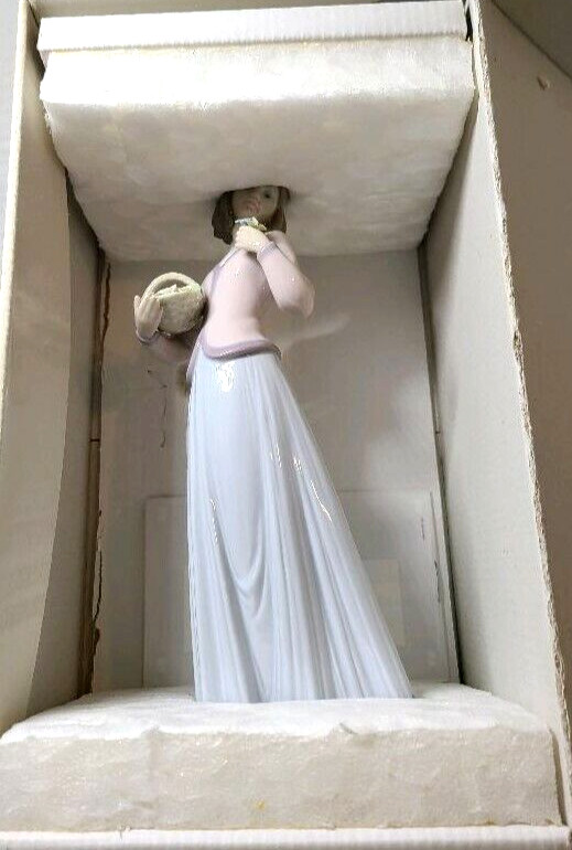 Lladro “Innoncence in Bloom” #7644